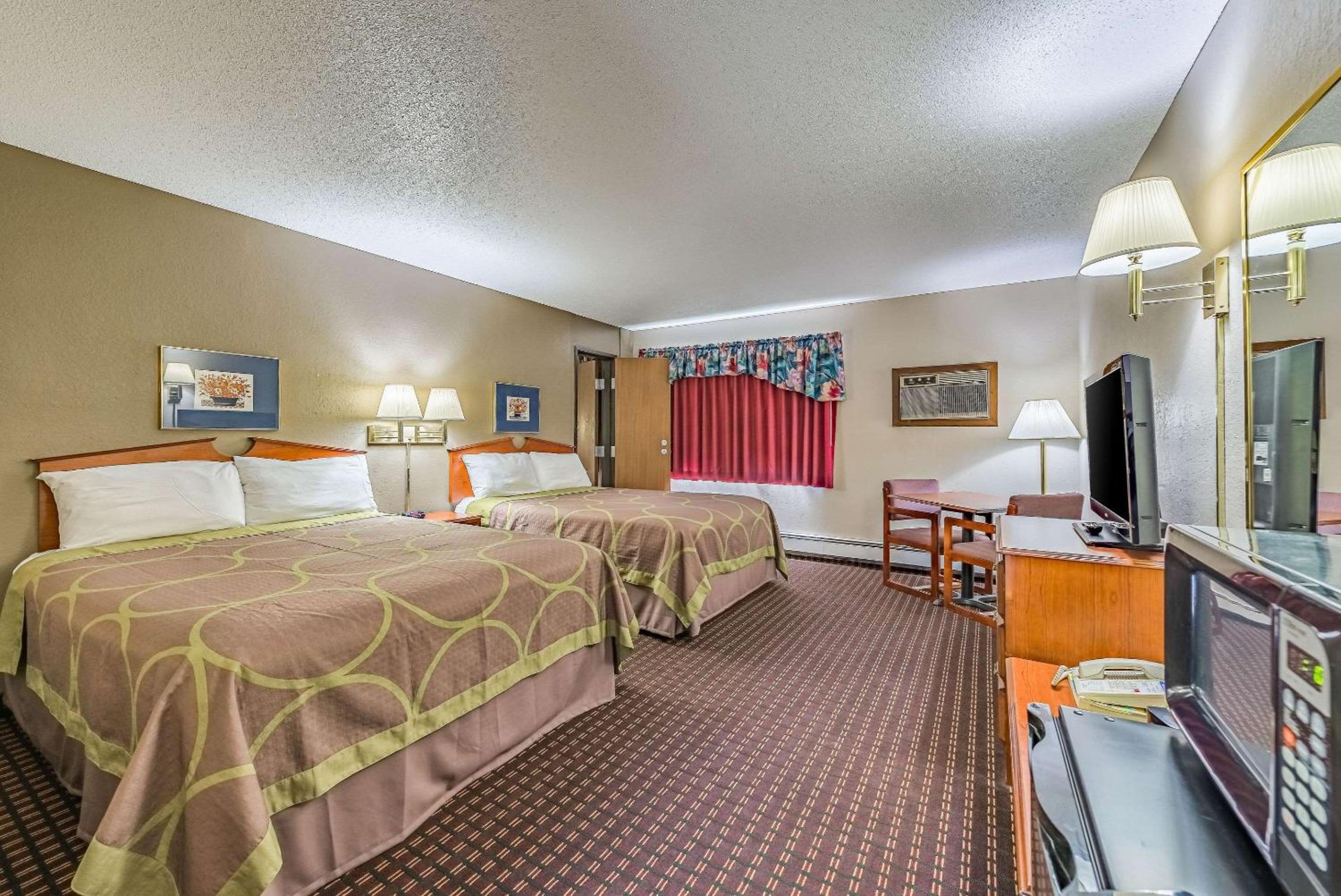 Queen Room with Two Queen Beds - Non-Smoking photo 2