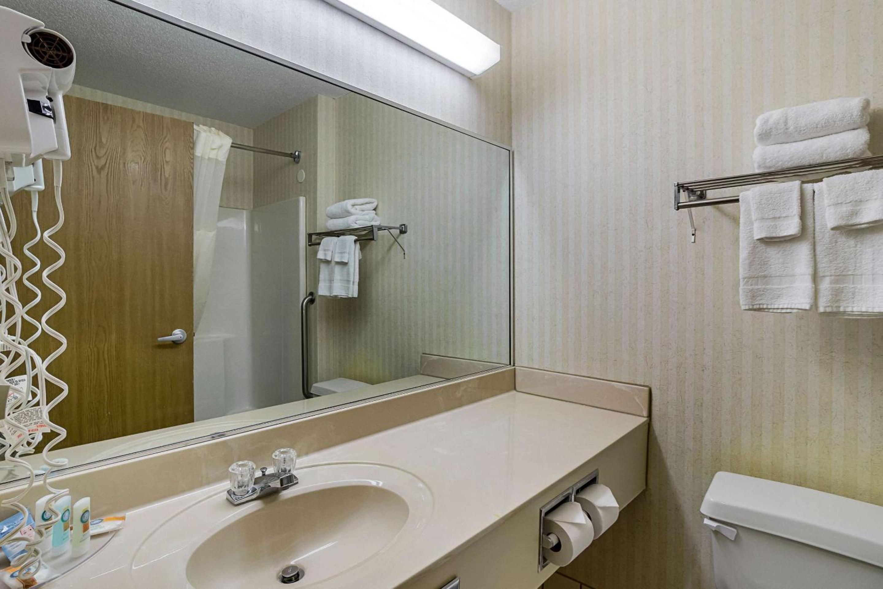 King Suite - Non-Smoking - Photo 3