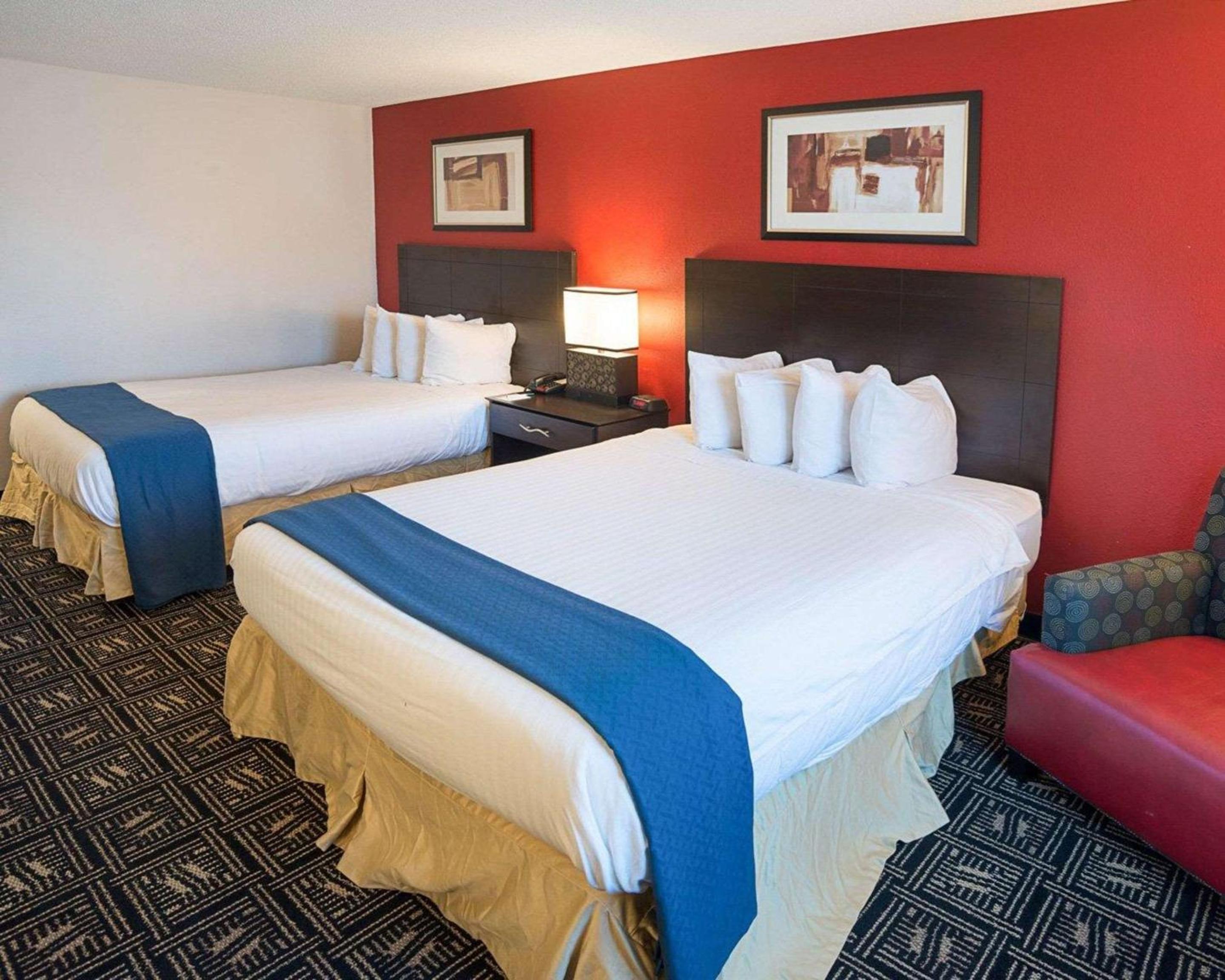 Queen Room with Two Queen Beds - Non-Smoking - Photo 1