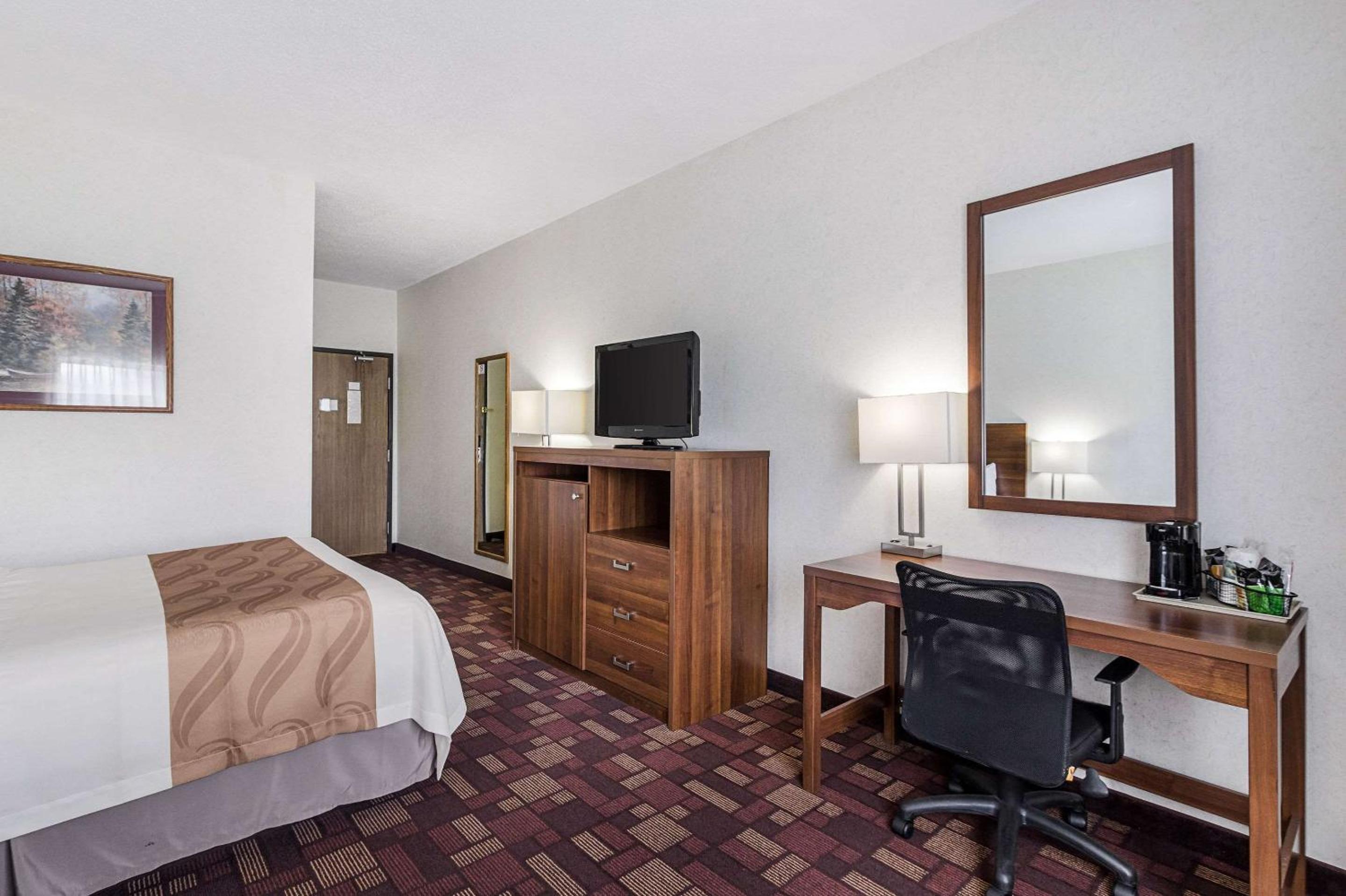 Queen Room - Non-Smoking - Photo 2