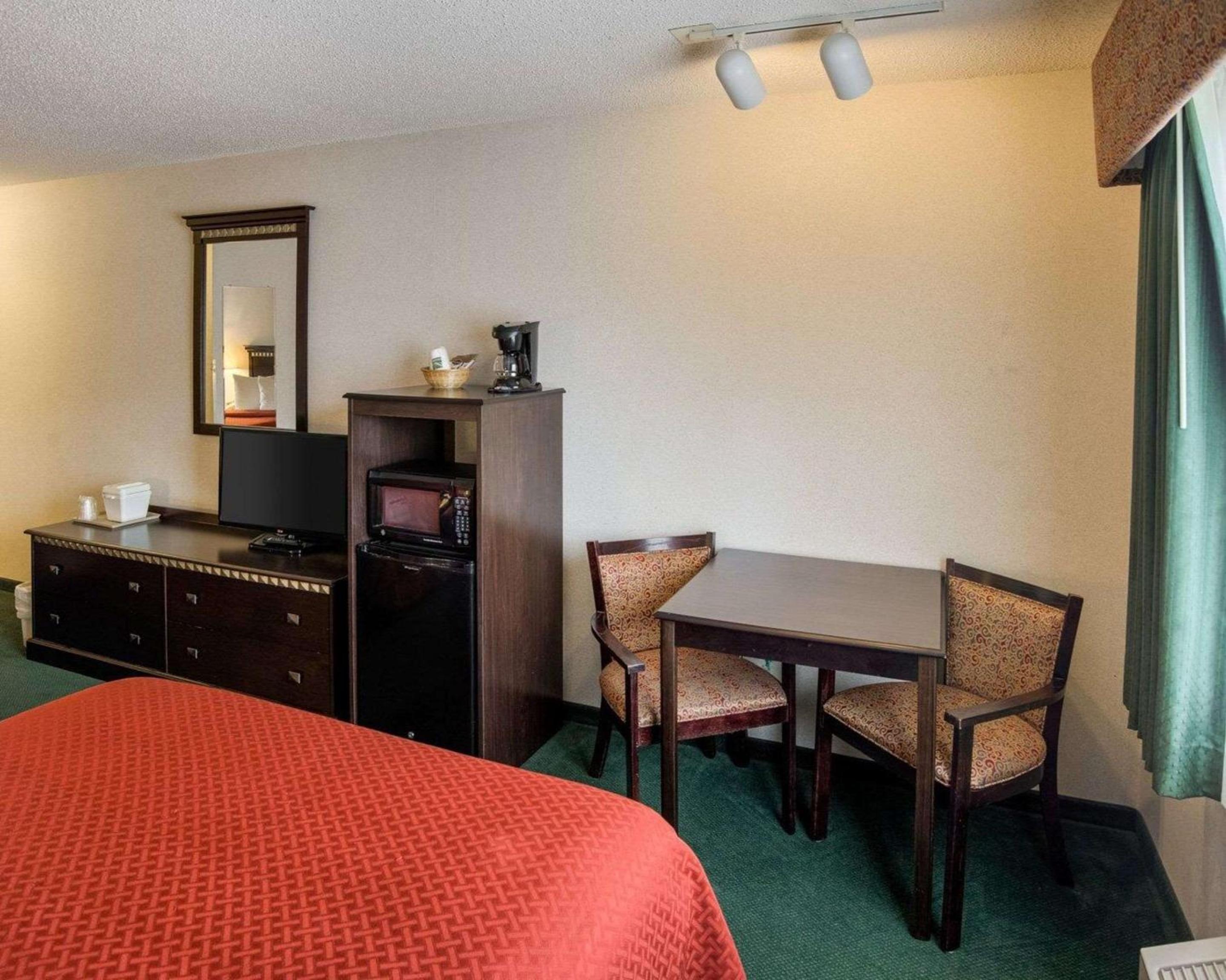 Queen Room with Two Queen Beds - Non-Smoking - Photo 4