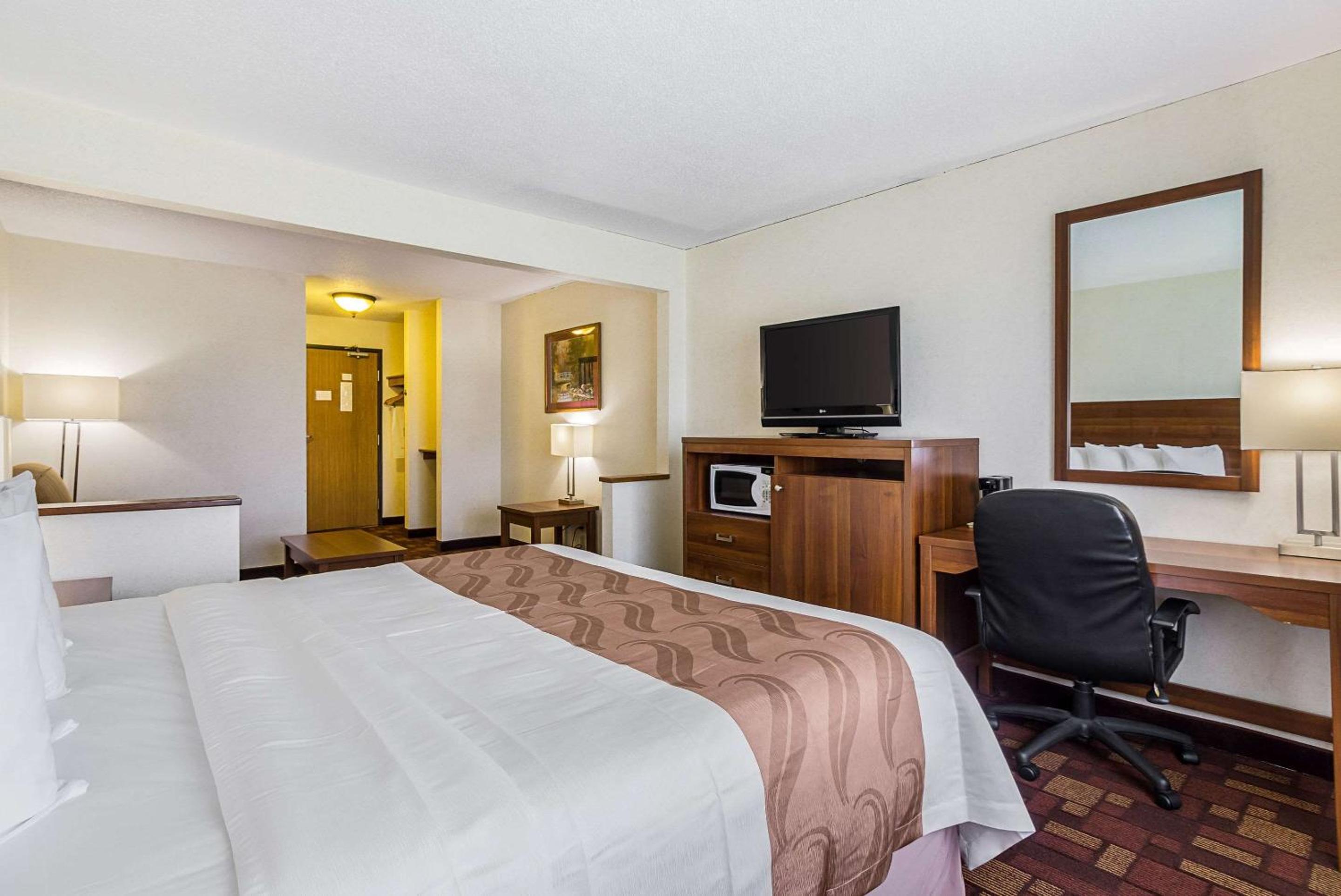 King Suite - Non-Smoking - Photo 4