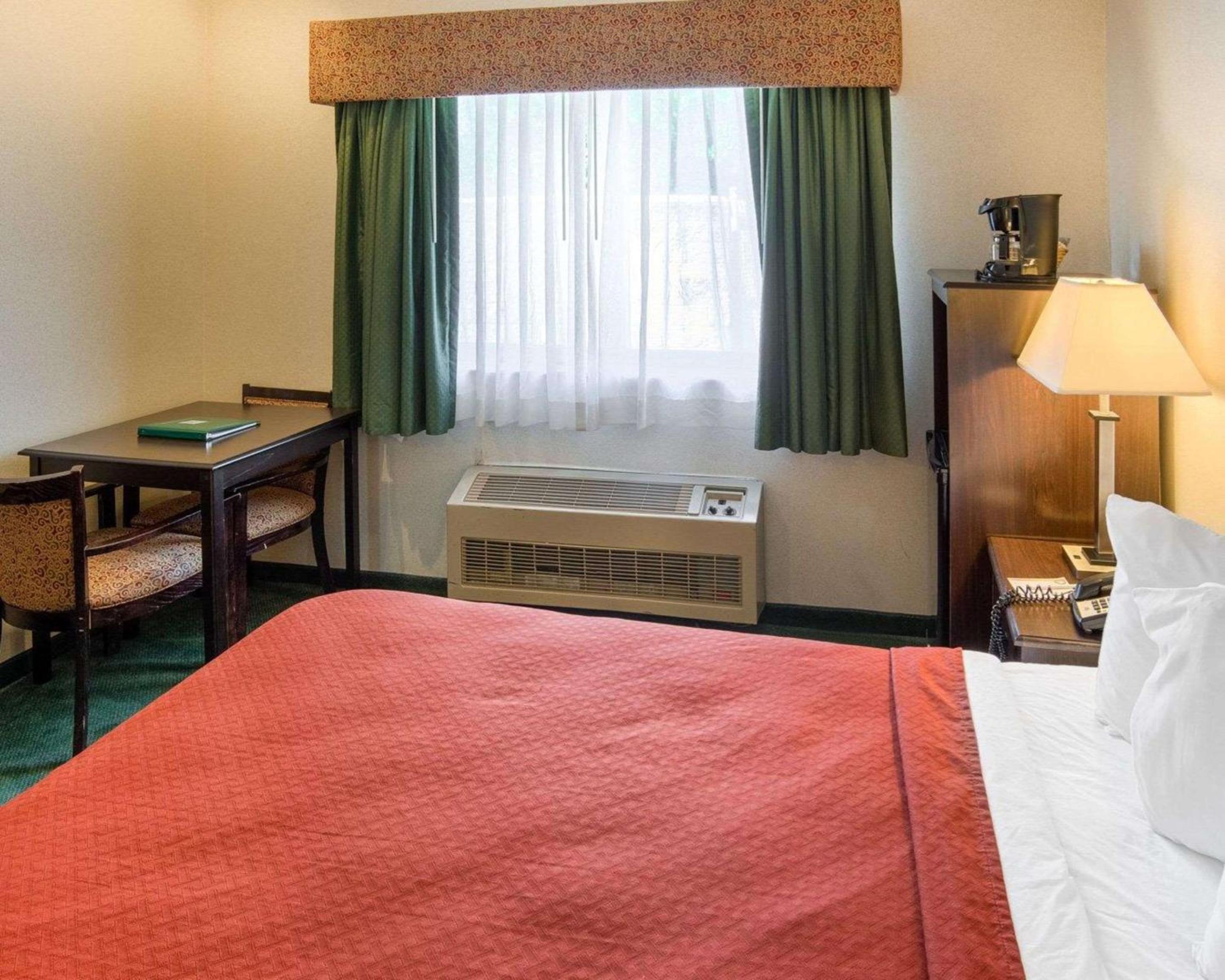 Queen Room with Two Queen Beds - Non-Smoking - Photo 3