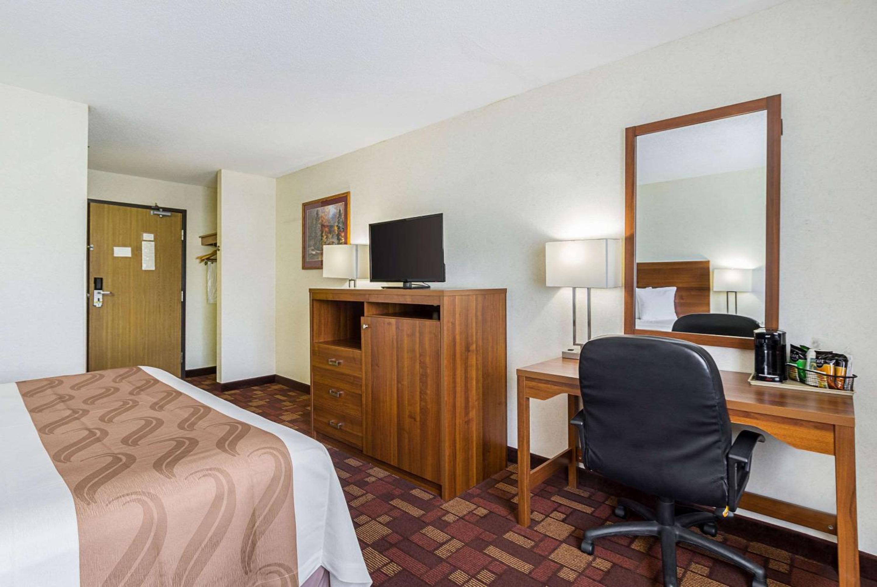 King Room - Non-Smoking - Photo 3