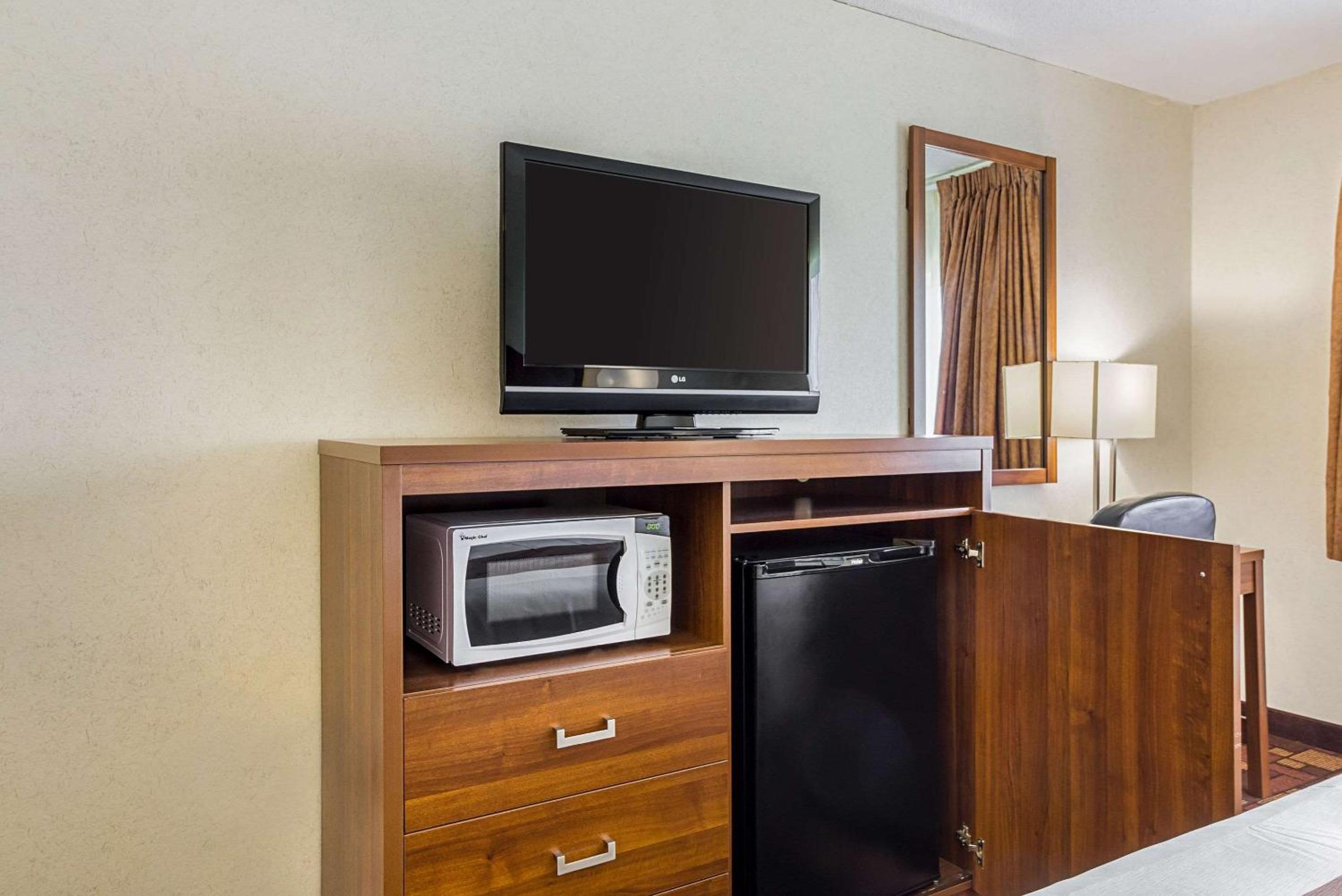 King Suite - Non-Smoking - Photo 5