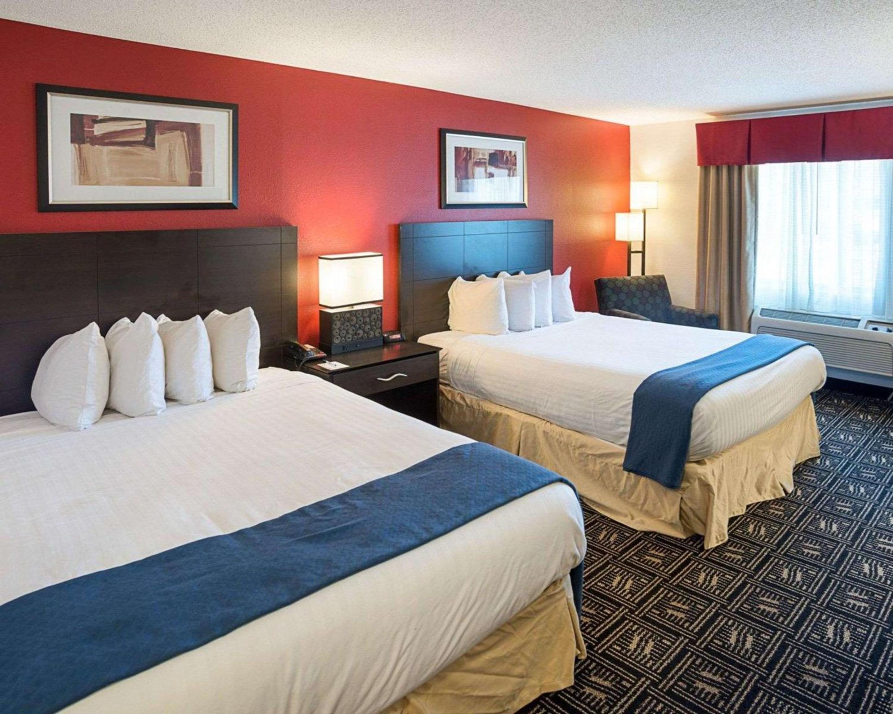 Queen Room with Two Queen Beds - Non-Smoking - Photo 2
