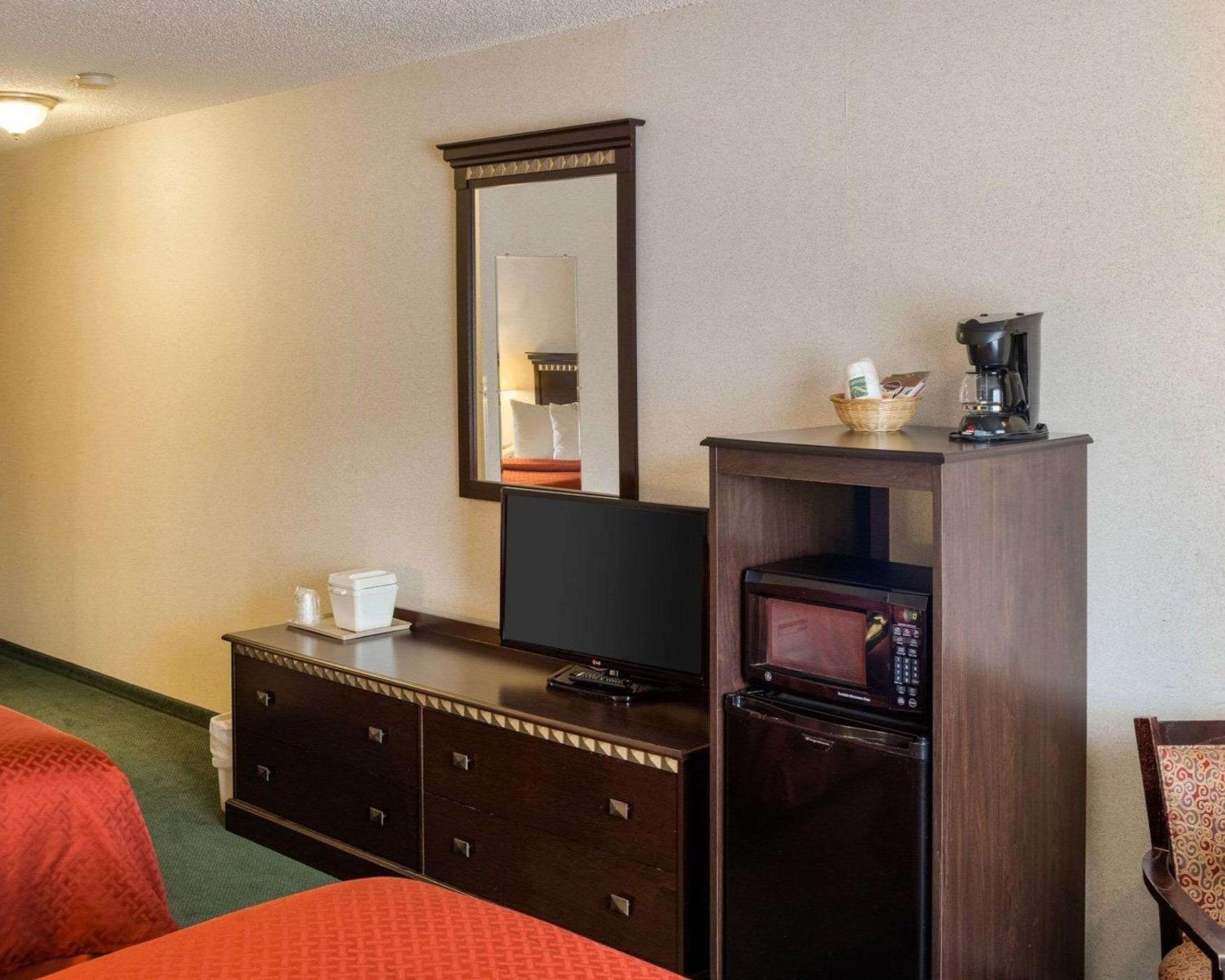 Queen Room with Two Queen Beds - Non-Smoking - Photo 2