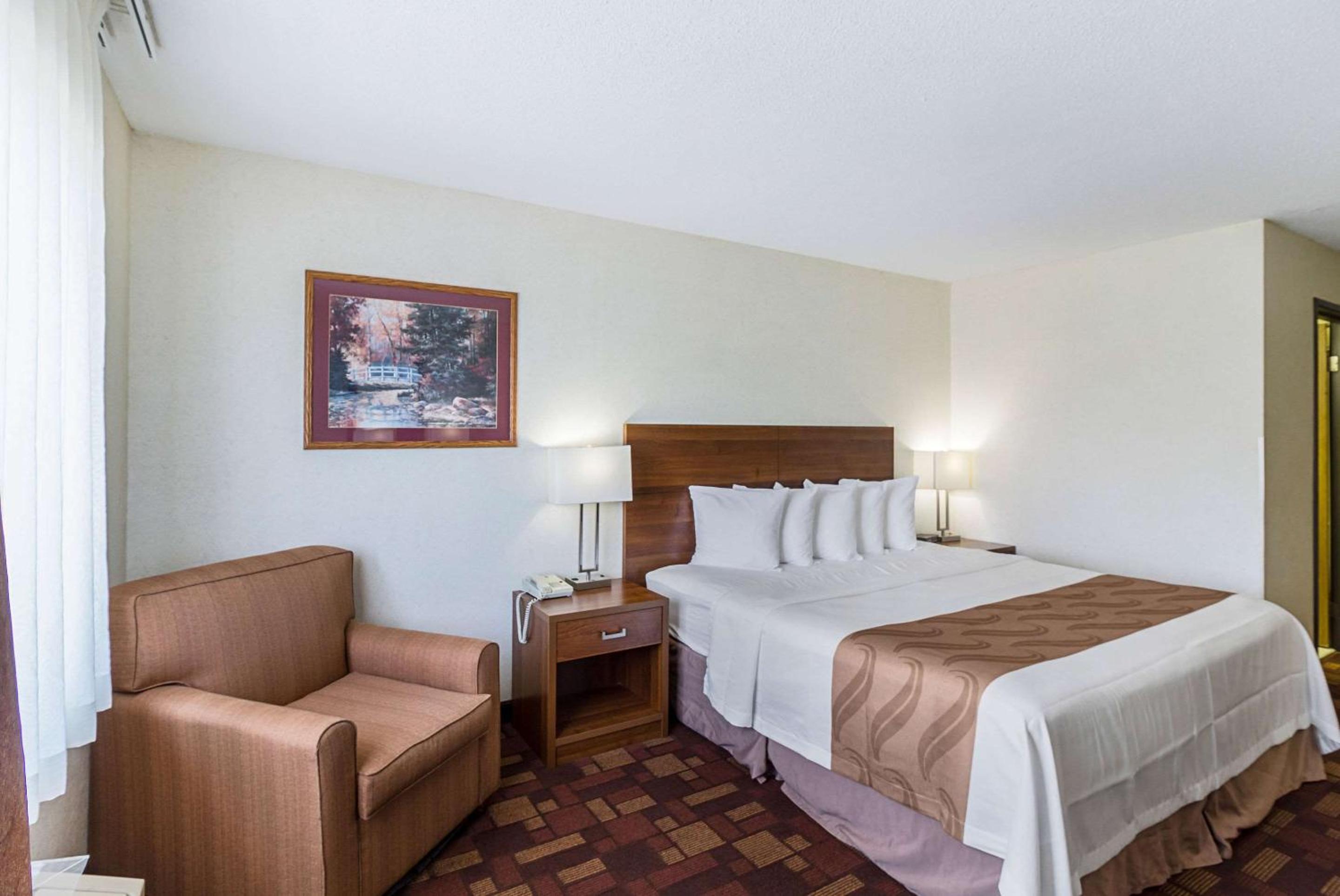 King Room - Non-Smoking - Photo 2