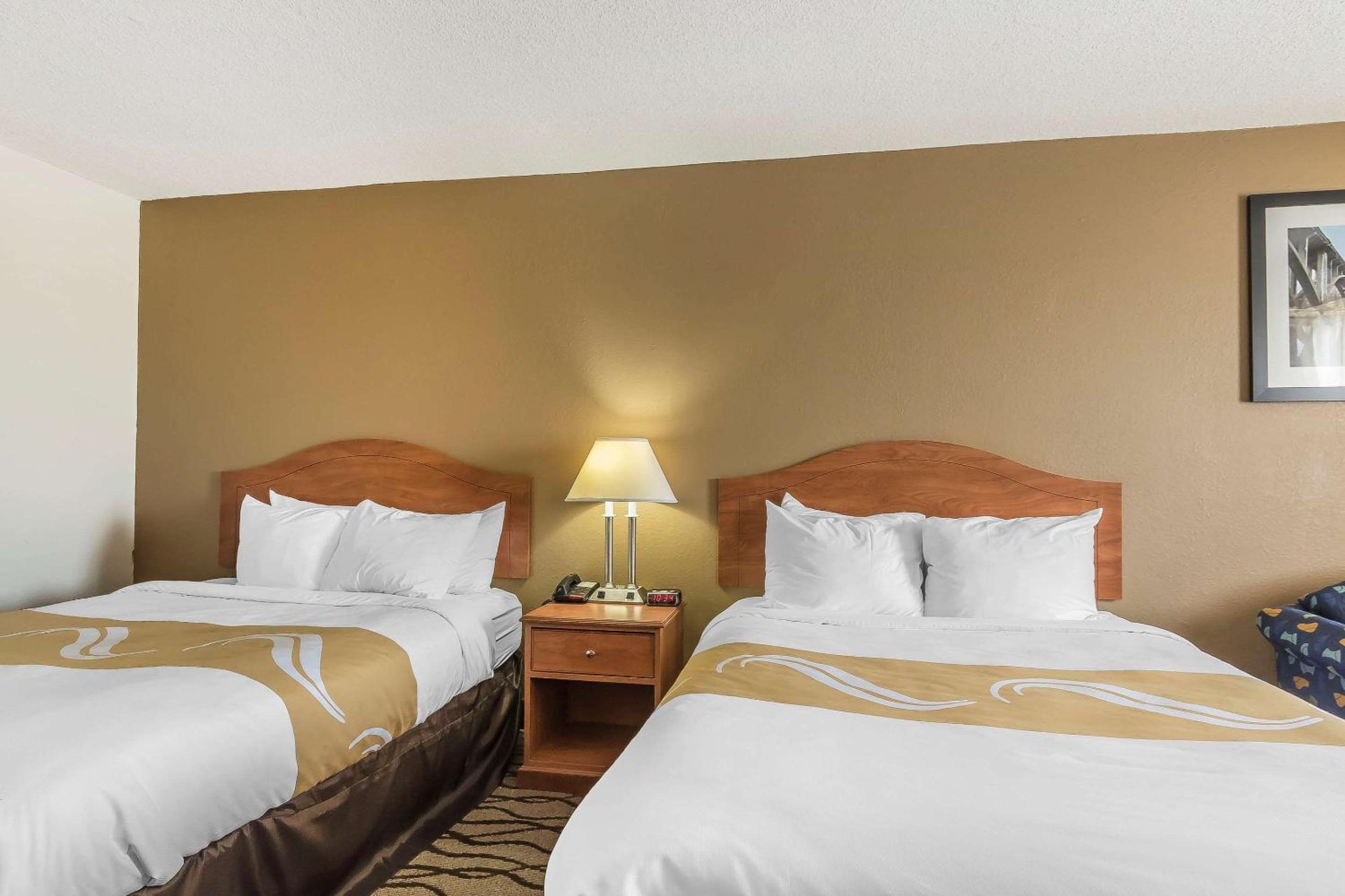 Queen Room with Two Queen Beds - Non-Smoking photo 2