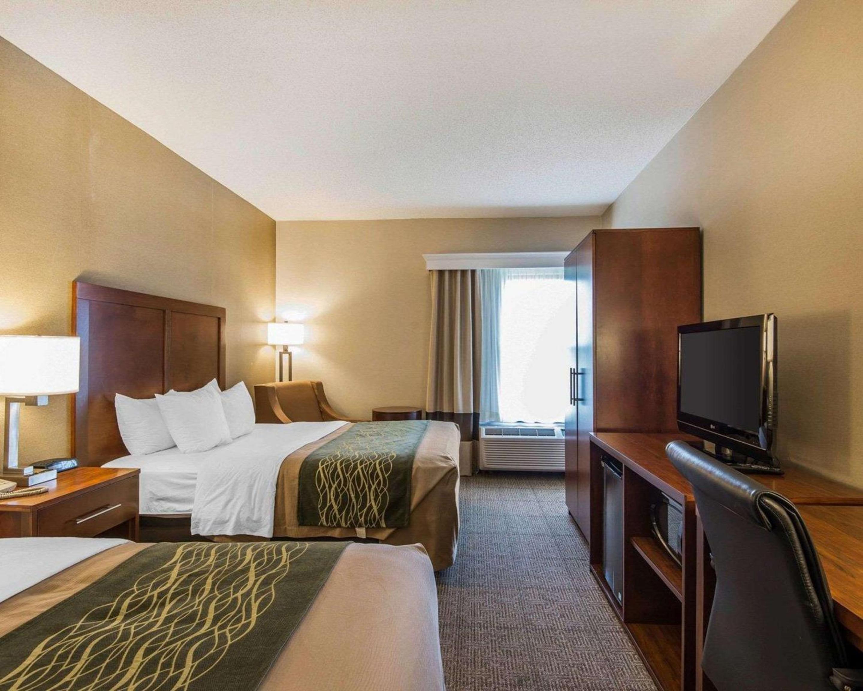 Queen Room with Two Queen Beds - Non-Smoking - Photo 2