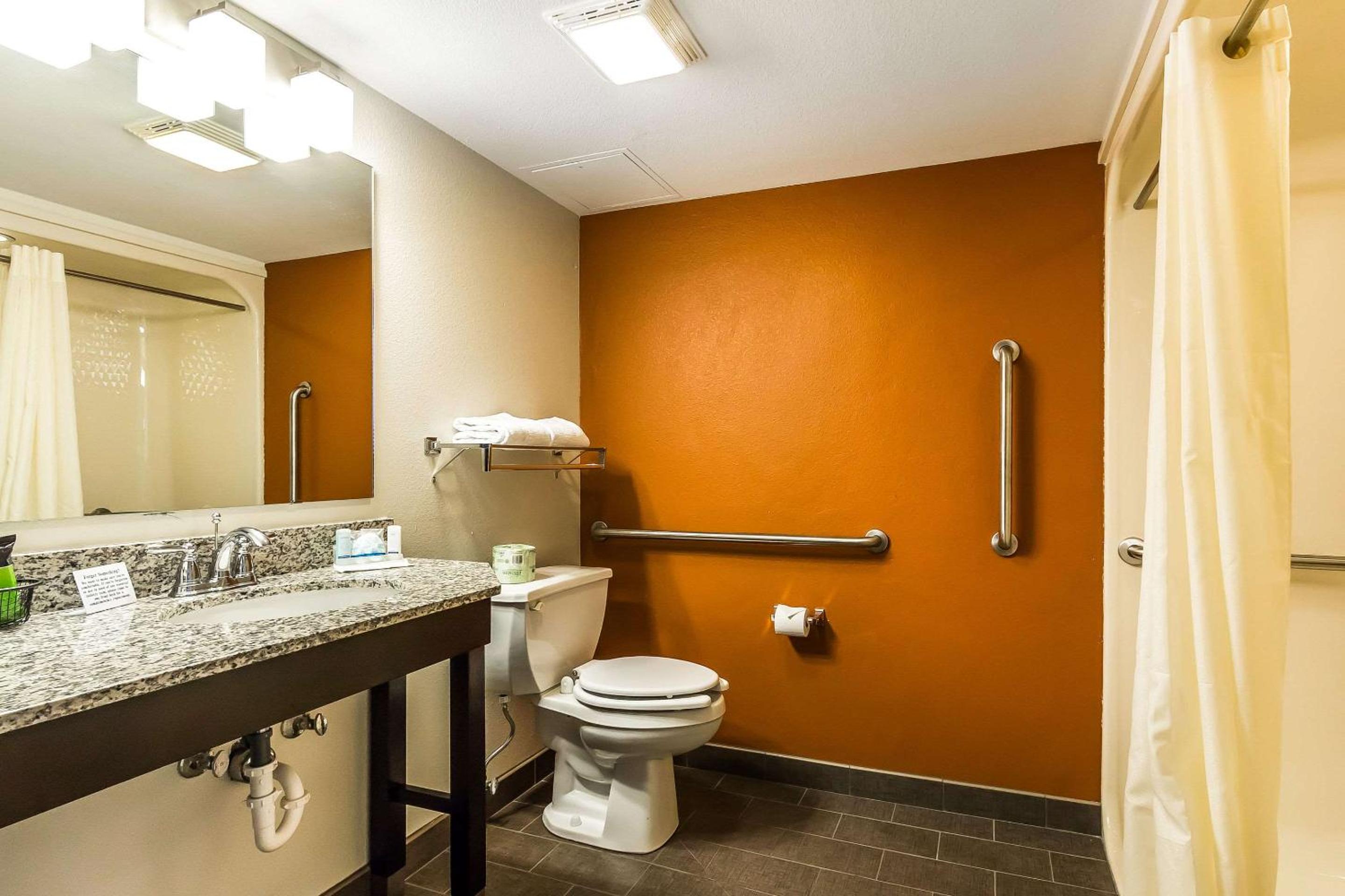 Queen Room - Accessible/Non-Smoking - Photo 4
