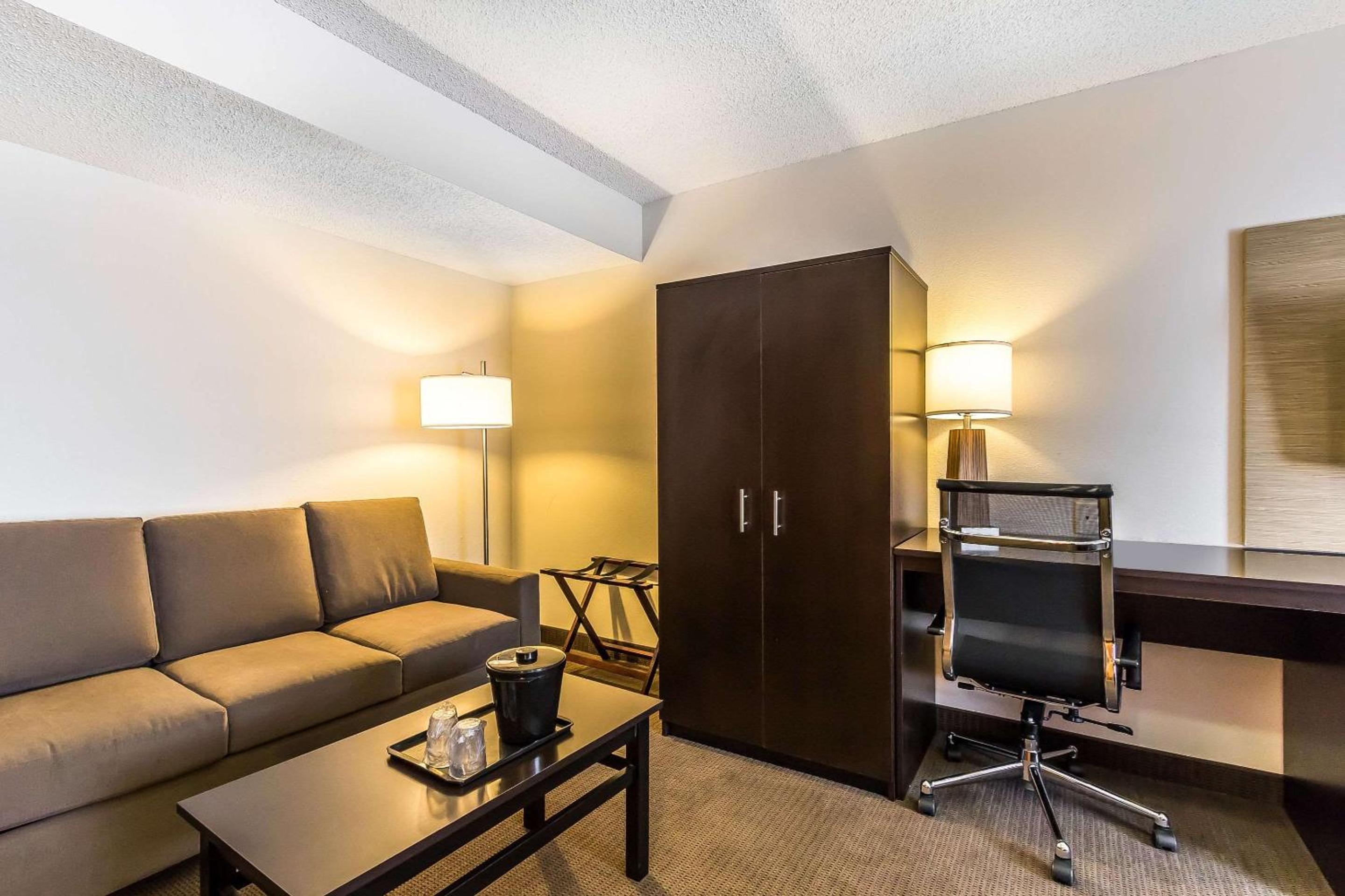 King Suite - Non-Smoking - Photo 6