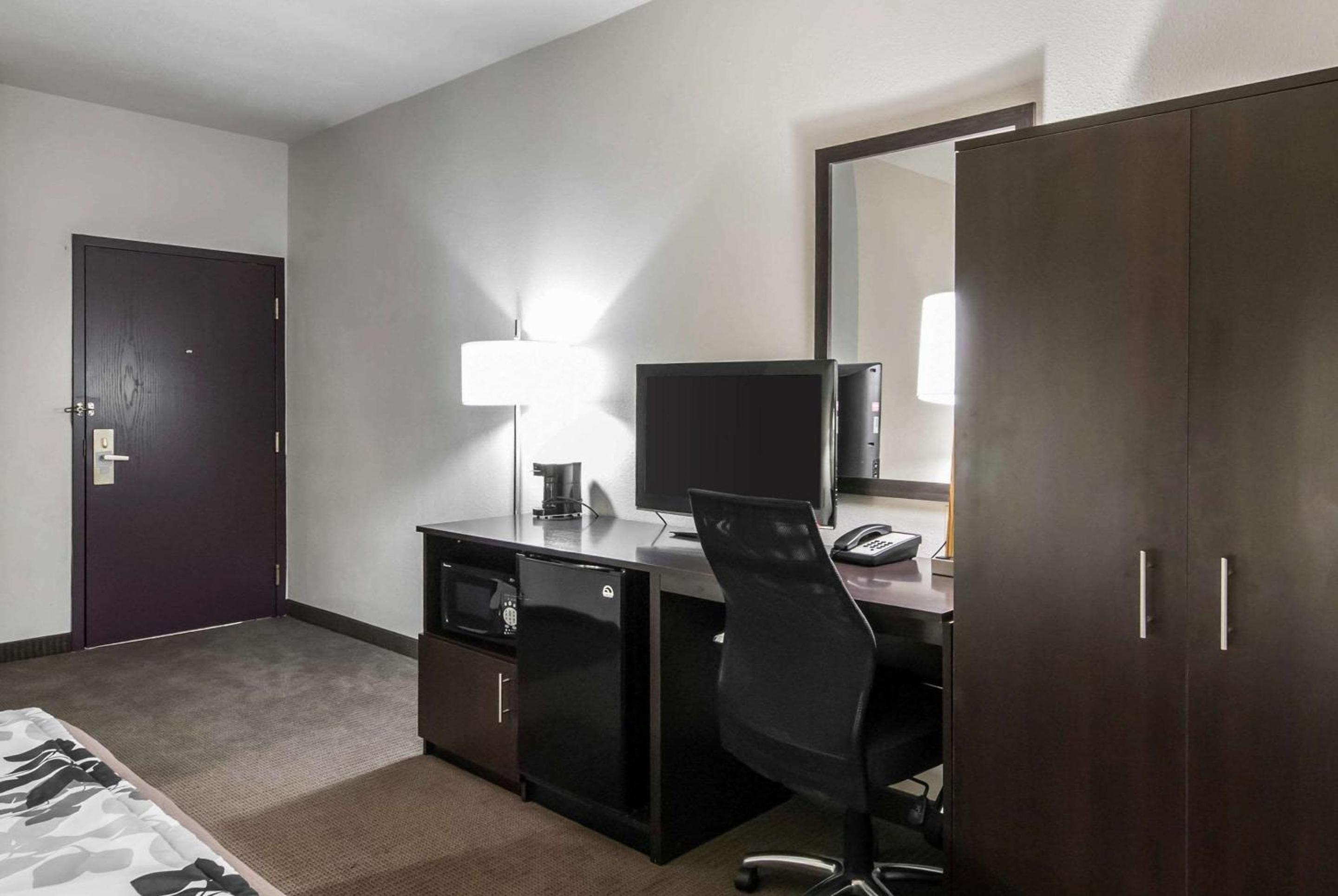 Queen Suite - Non-Smoking - Photo 2