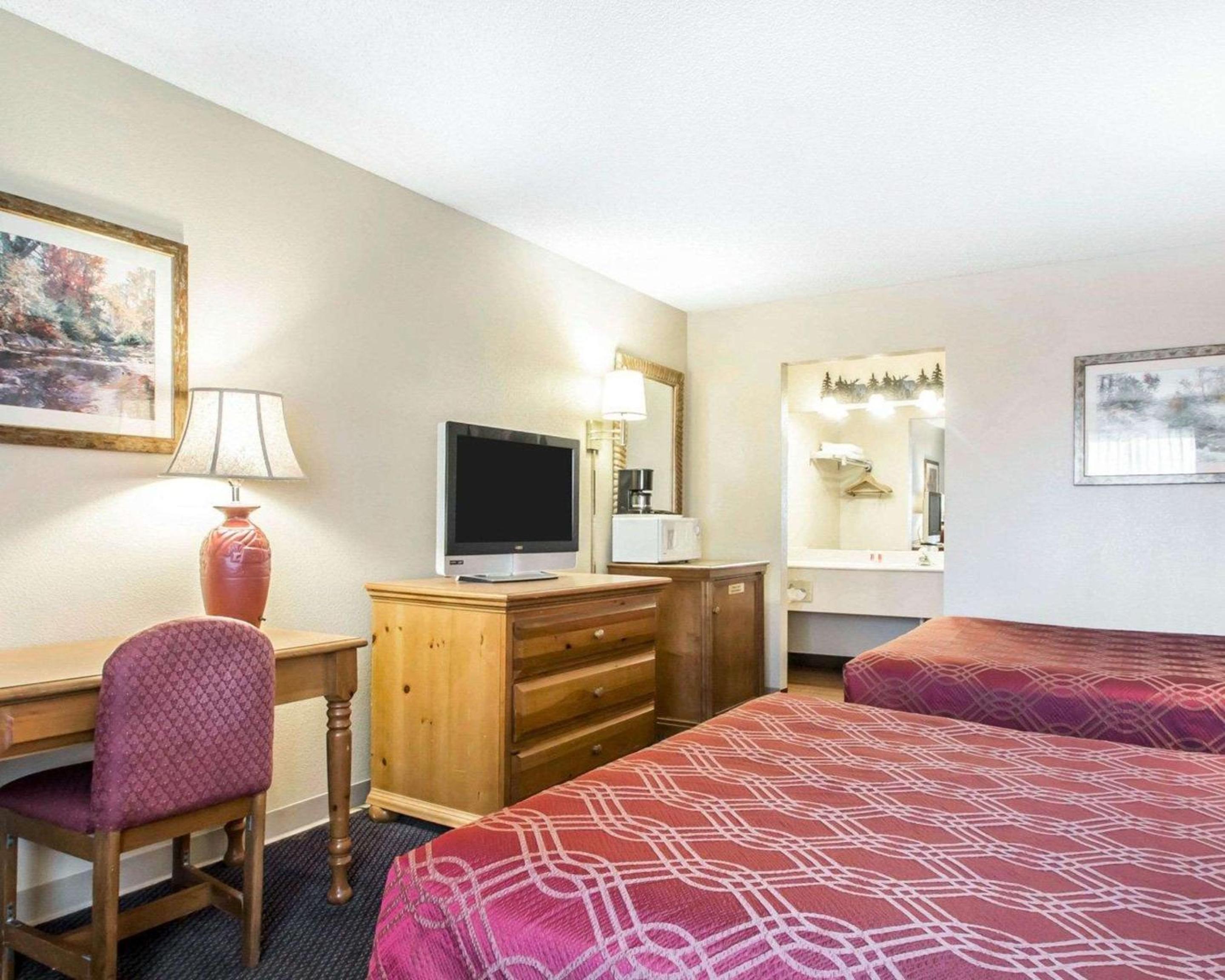 King Room - Non-Smoking photo 2