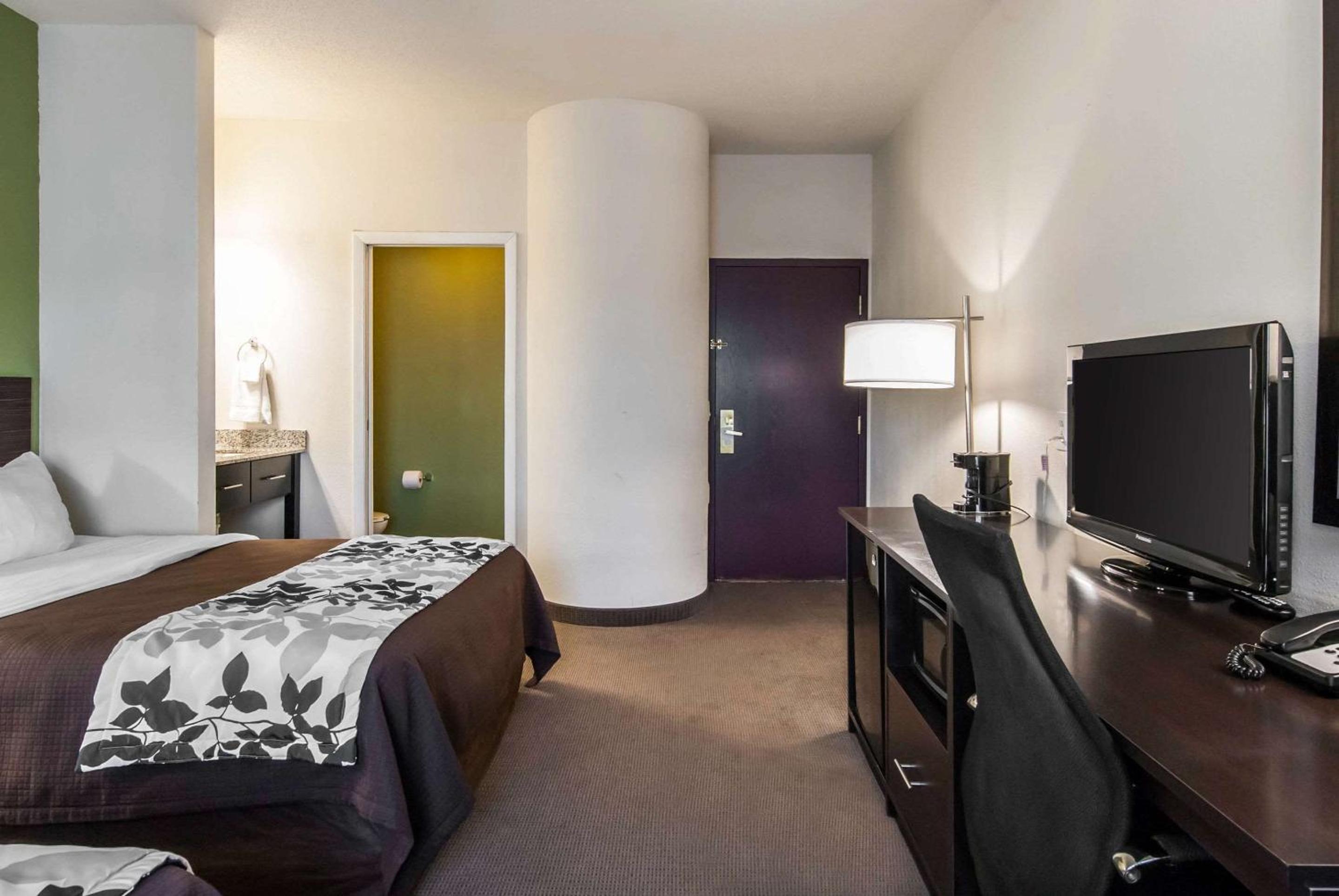 Queen Room with Two Queen Beds - Non-Smoking - Photo 2