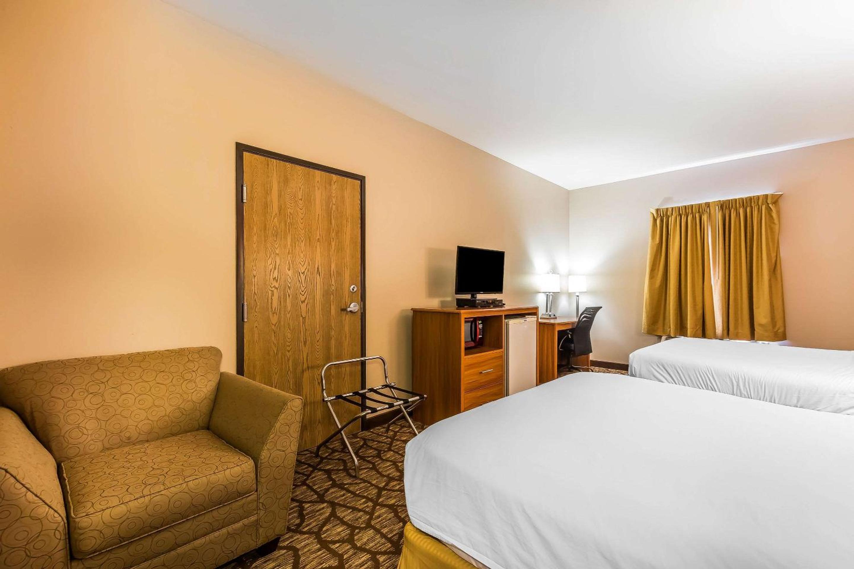 Queen Room with Two Queen Beds - Photo 1