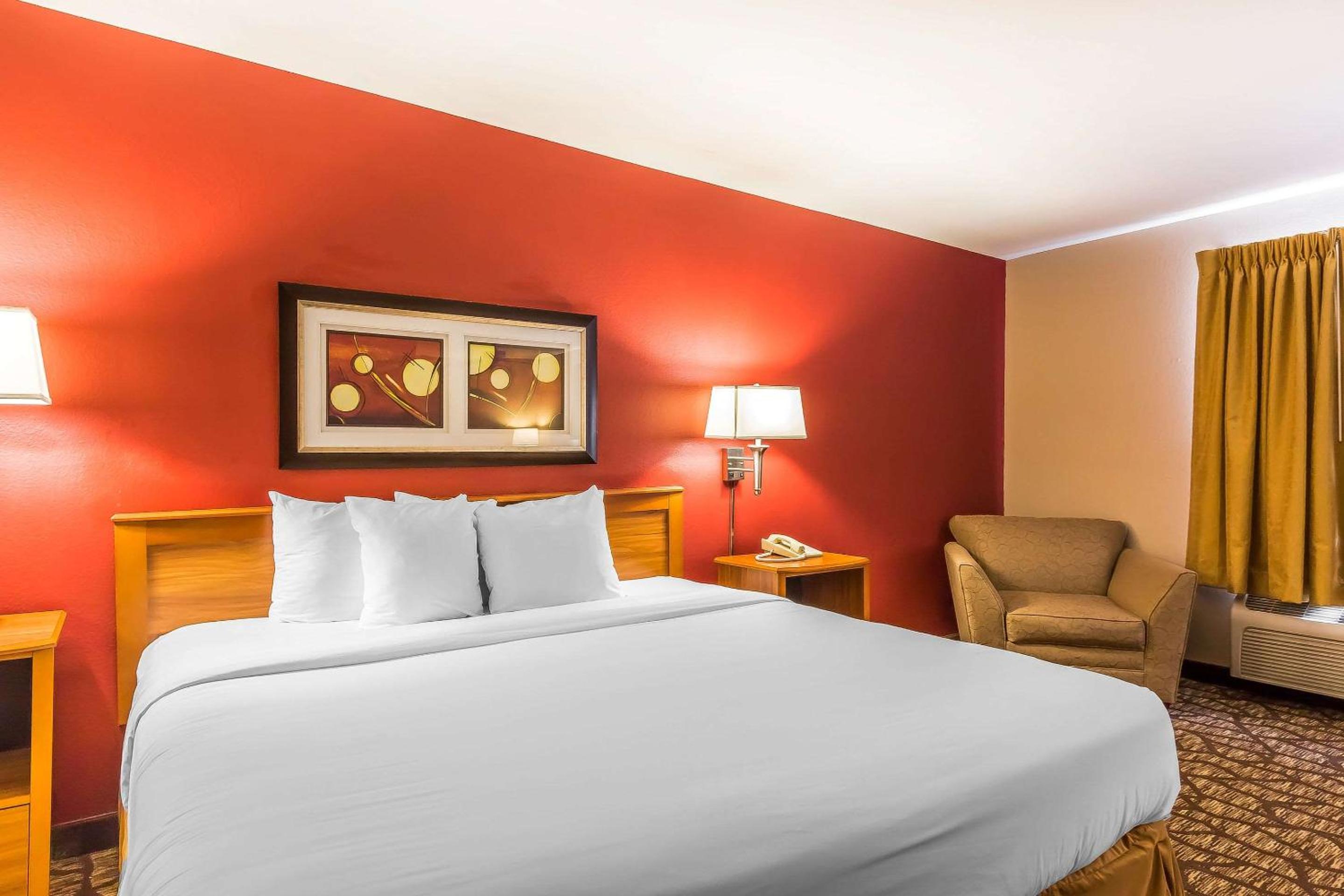 King Room with Roll-In Shower - Accessible/Non-Smoking - Photo 2