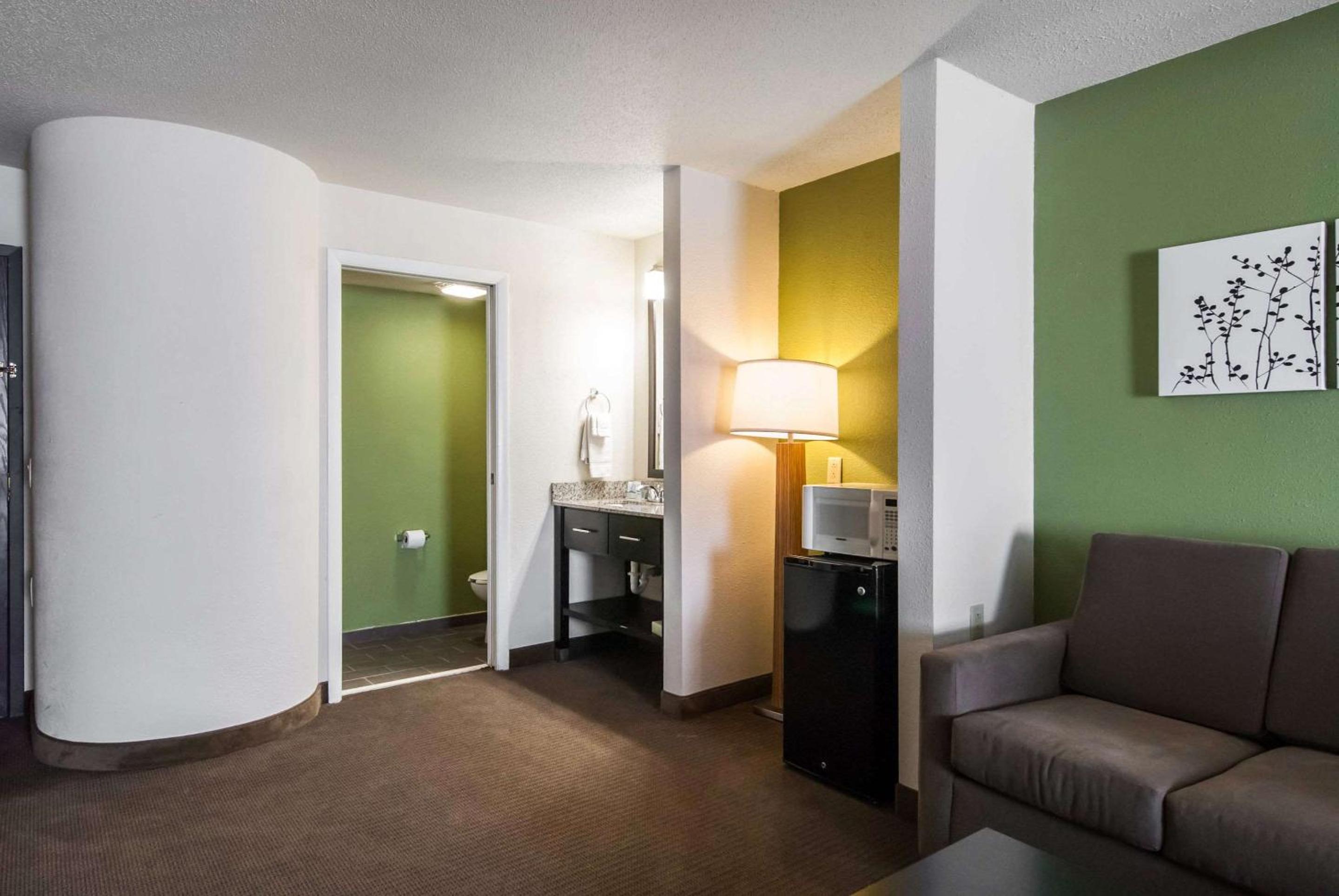 Queen Suite - Non-Smoking - Photo 3