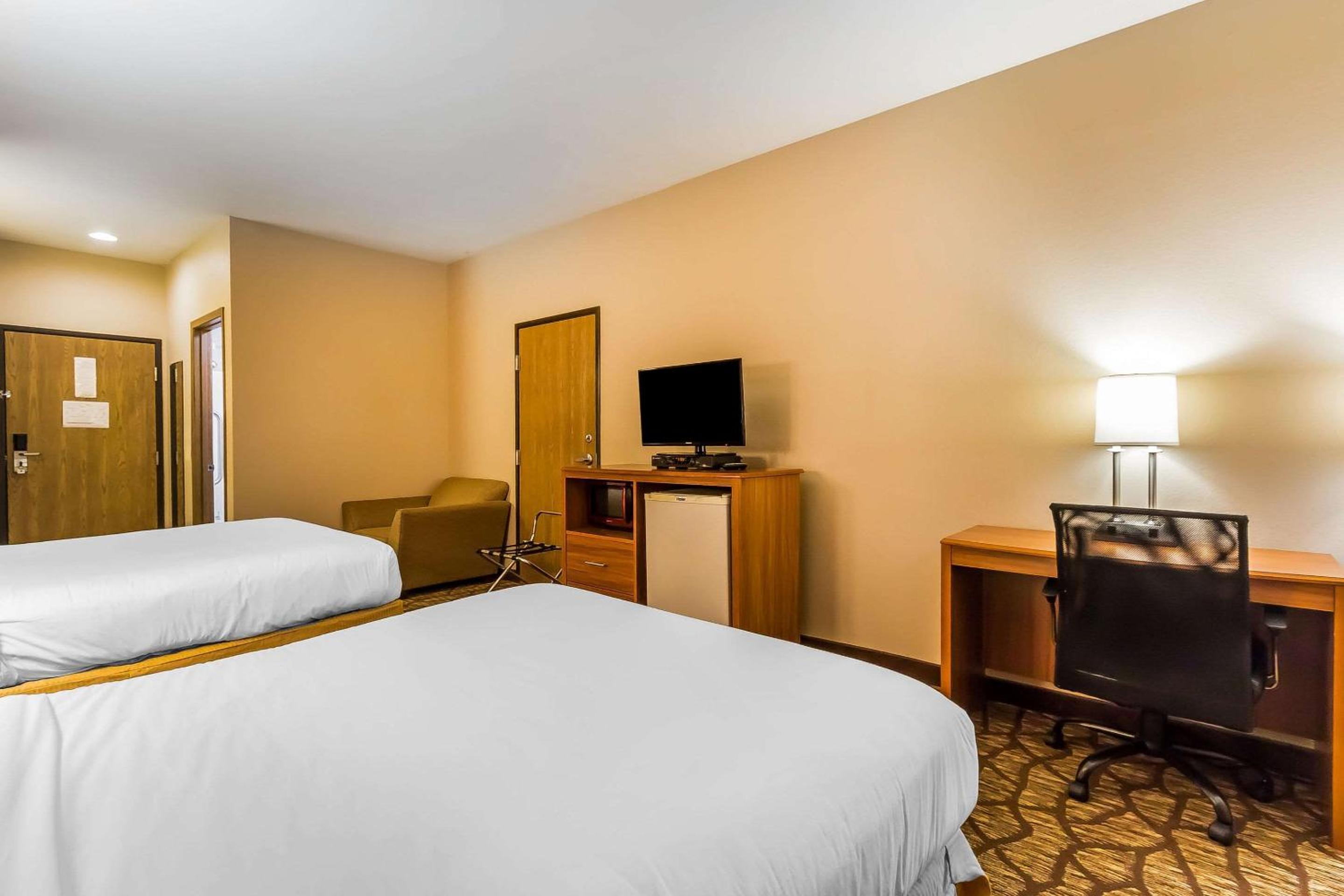 Queen Room with Two Queen Beds - Photo 5