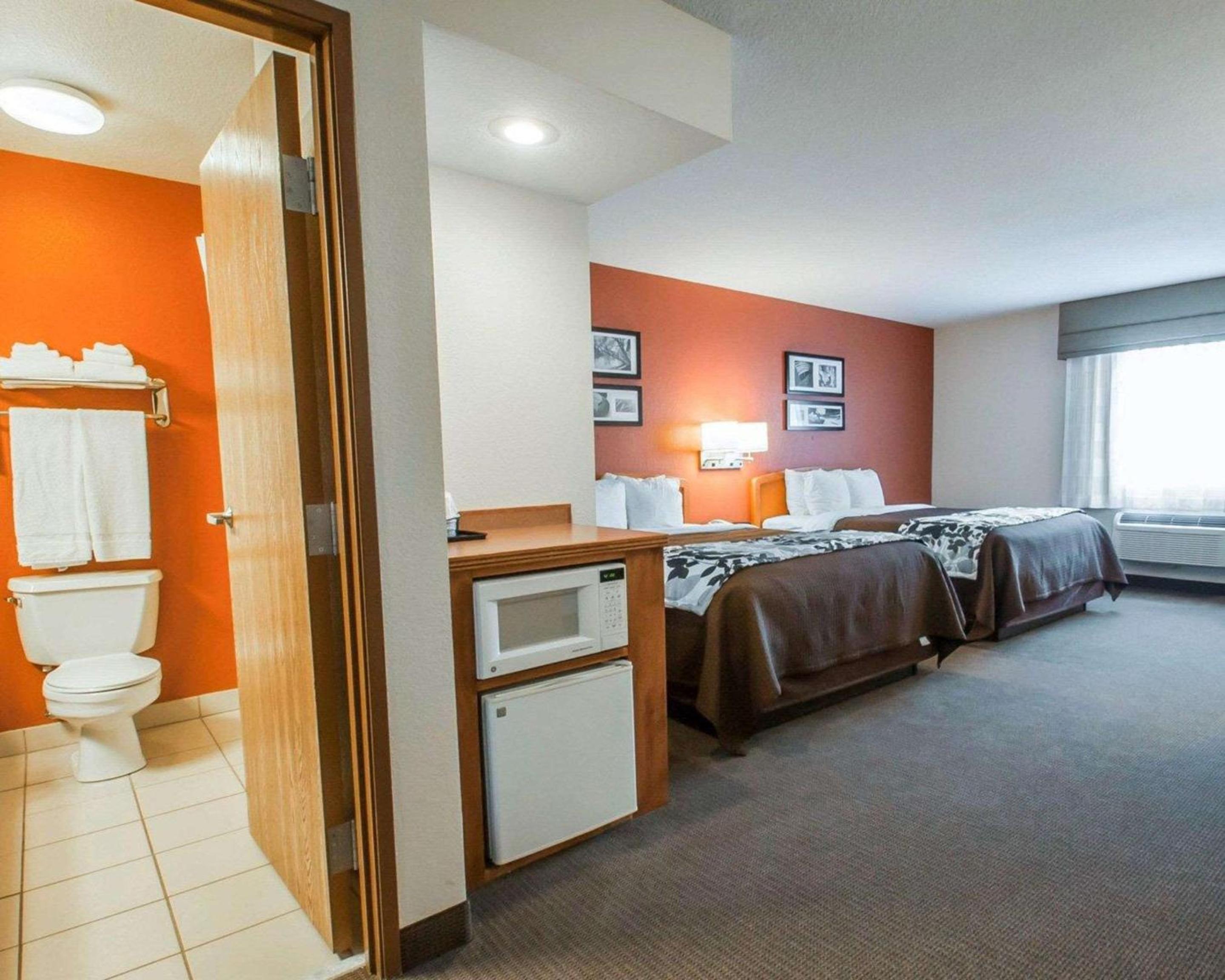 Queen Room with Two Queen Beds - Non-Smoking - Photo 3
