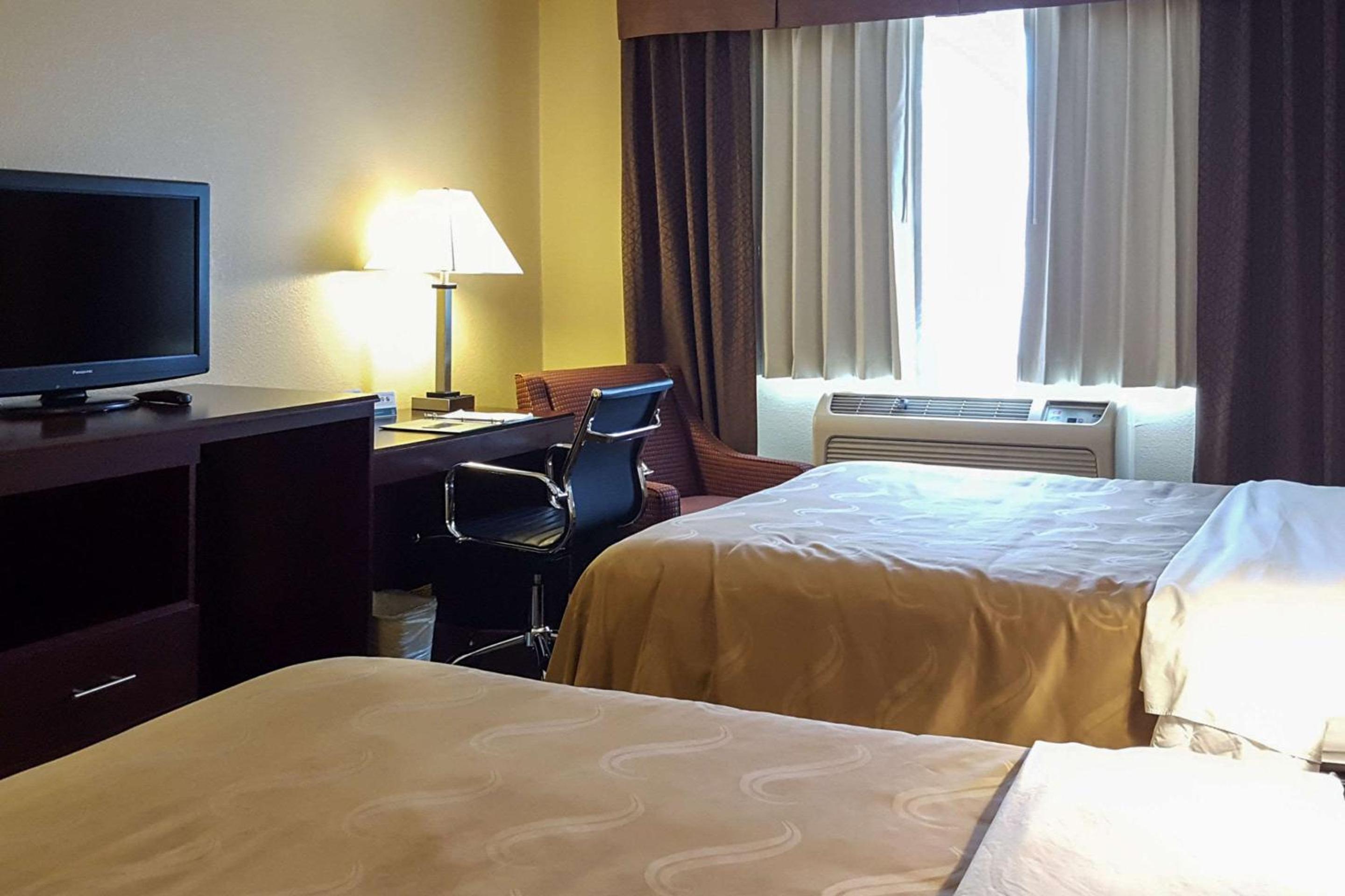 Queen Room with Two Queen Beds - Non-Smoking - Photo 2