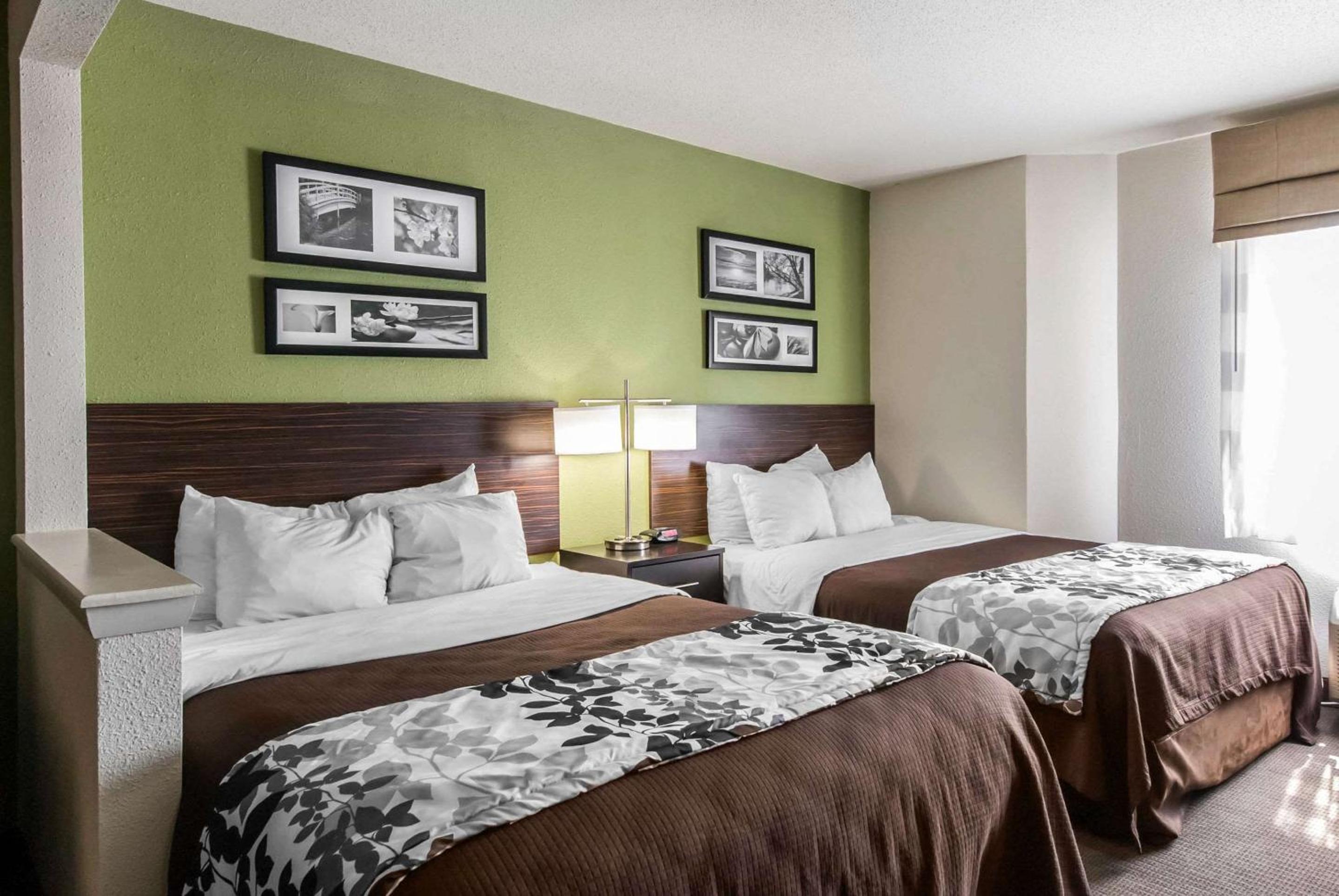 Queen Room with Two Queen Beds - Non-Smoking - Photo 4