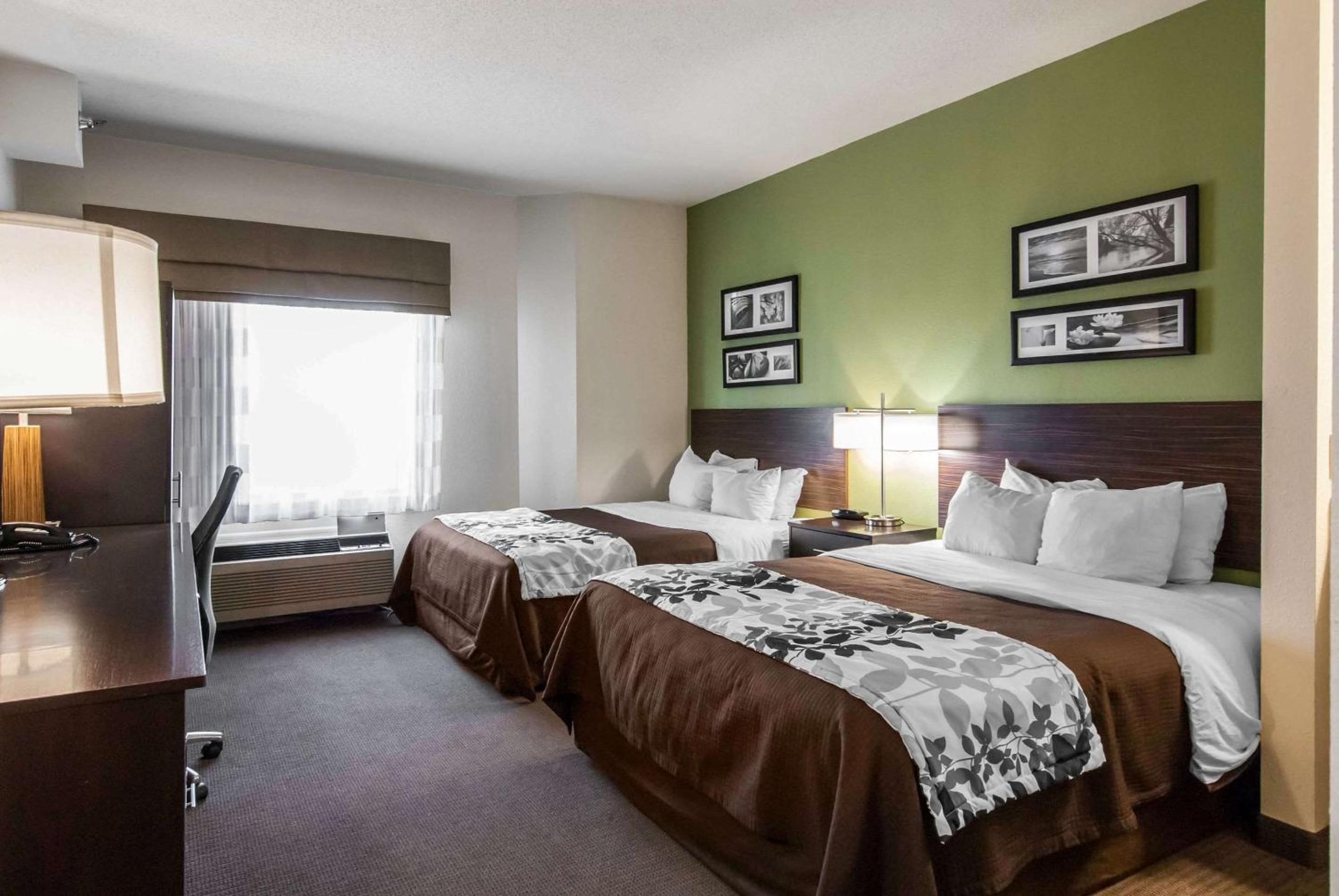 Queen Room with Two Queen Beds - Non-Smoking - Photo 5