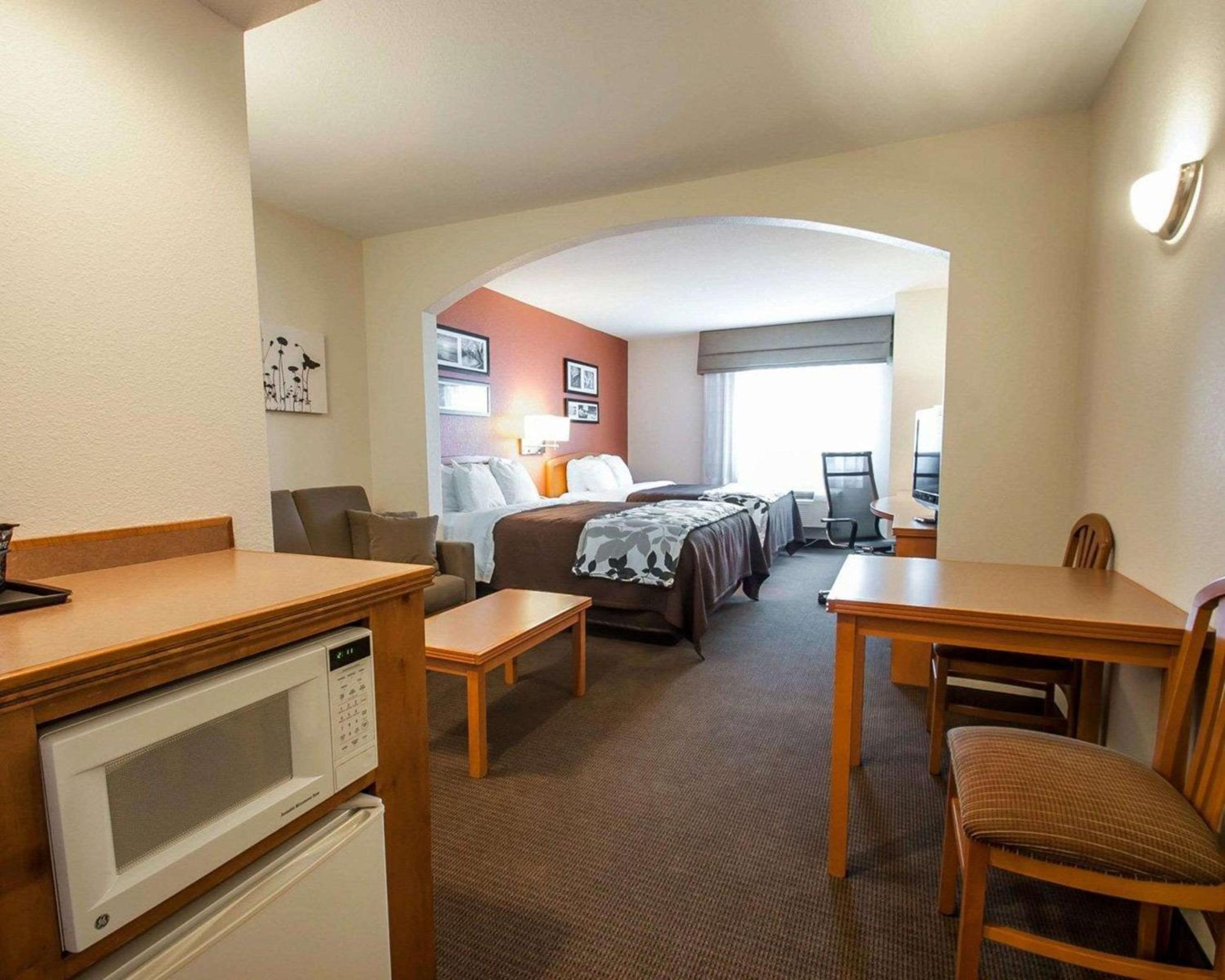 Queen Suite - Non-Smoking - Photo 2