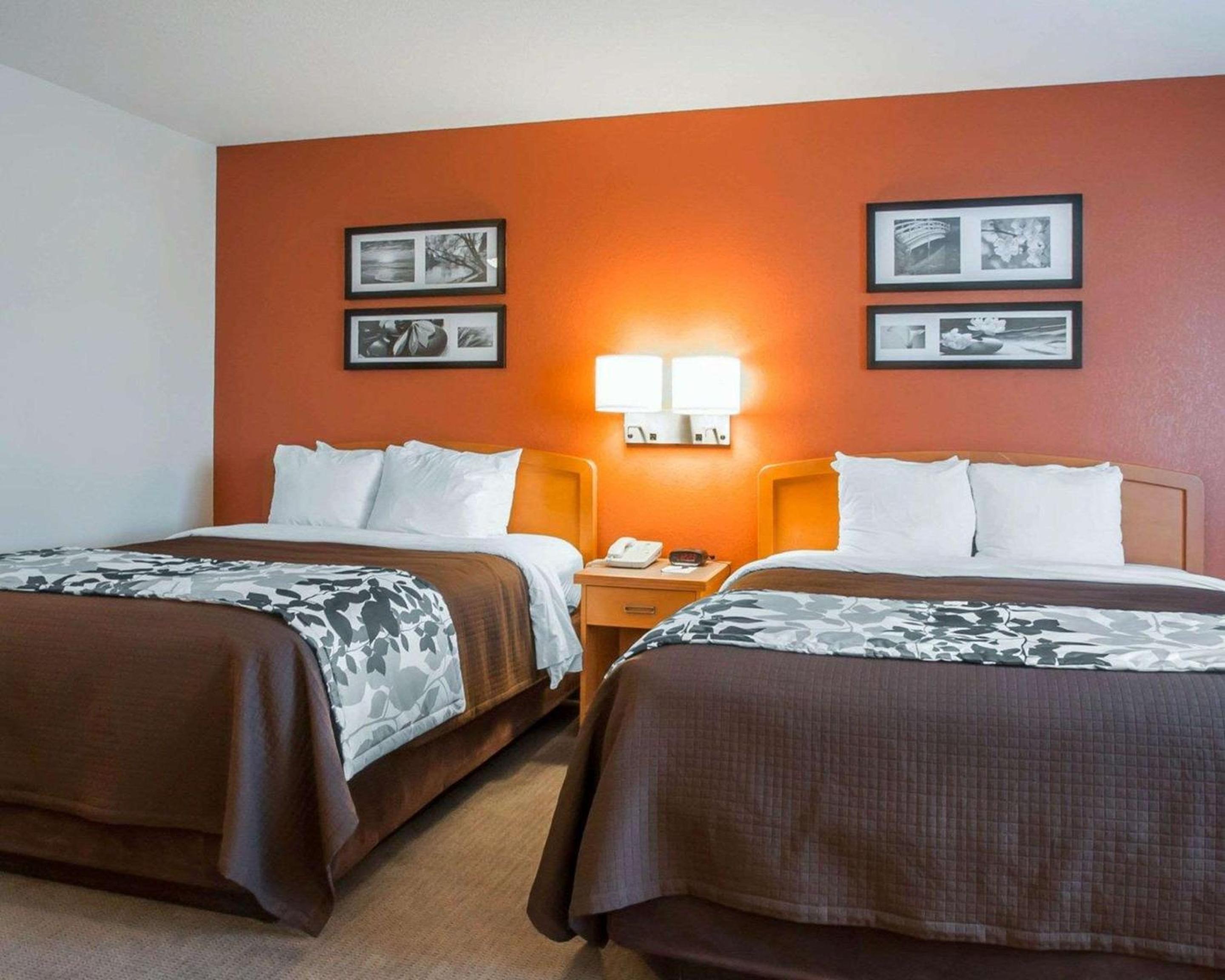 Queen Room with Two Queen Beds - Non-Smoking - Photo 2
