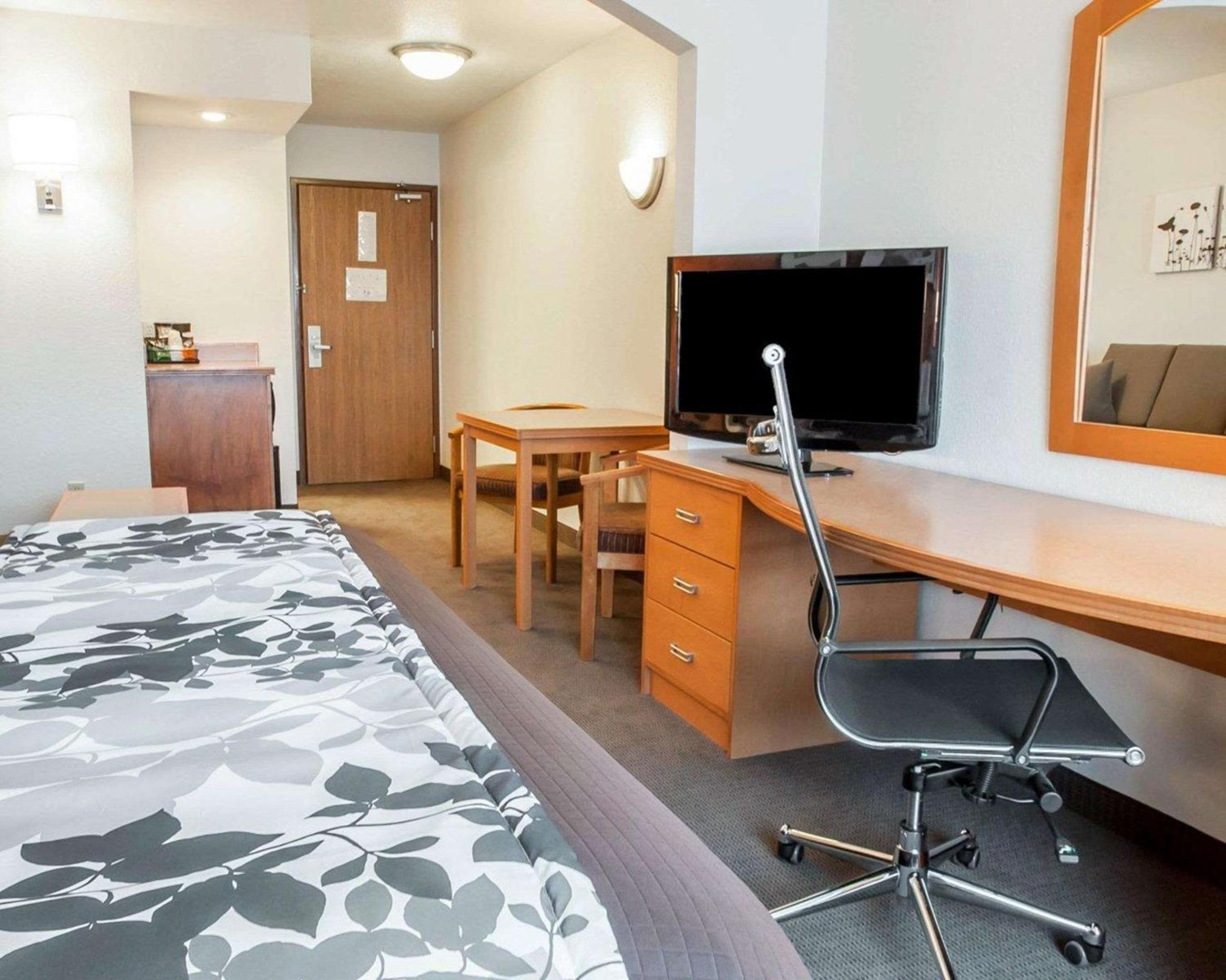 King Suite - Non-Smoking - Photo 3