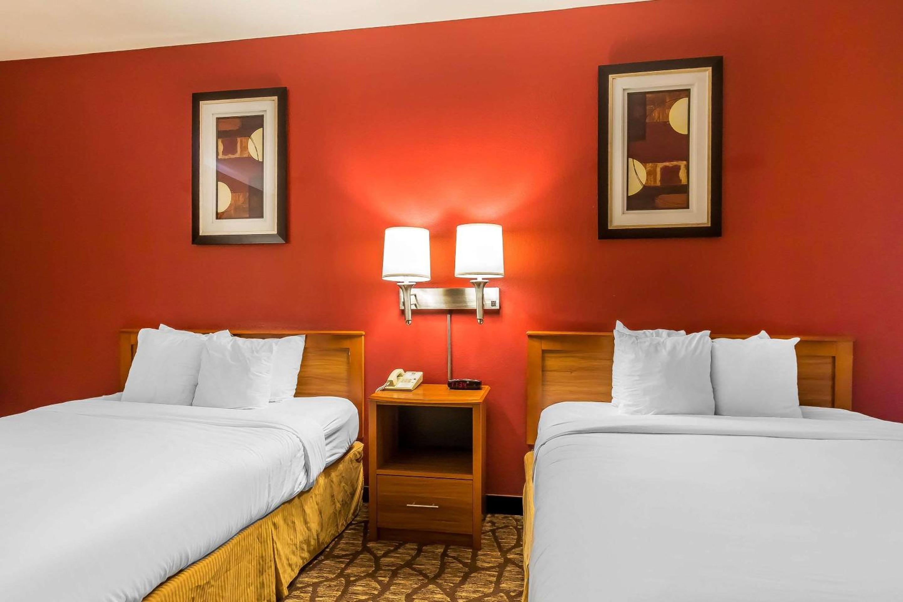 Queen Room with Two Queen Beds - Photo 4
