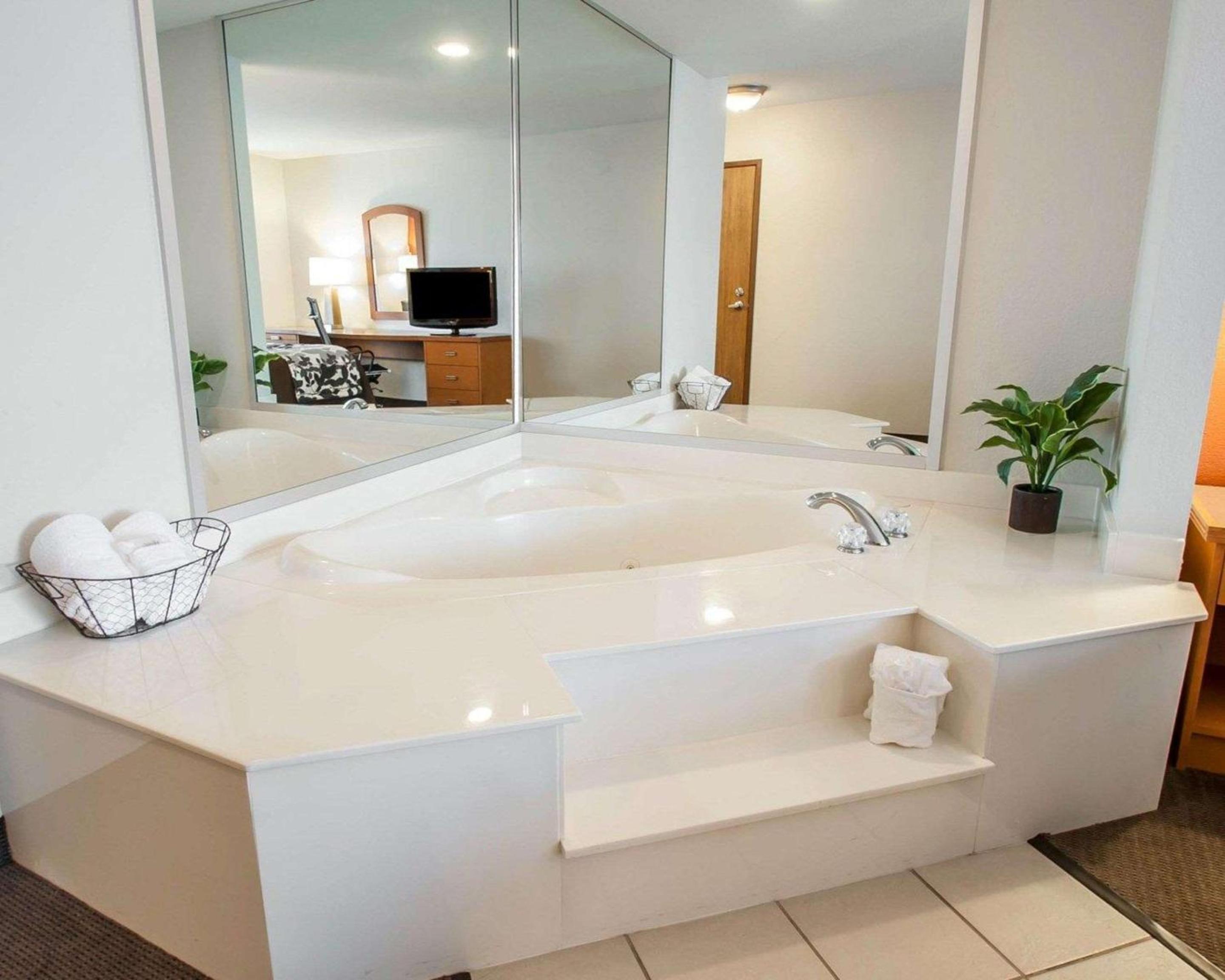 King Suite with Whirlpool - Non-Smoking - Photo 5