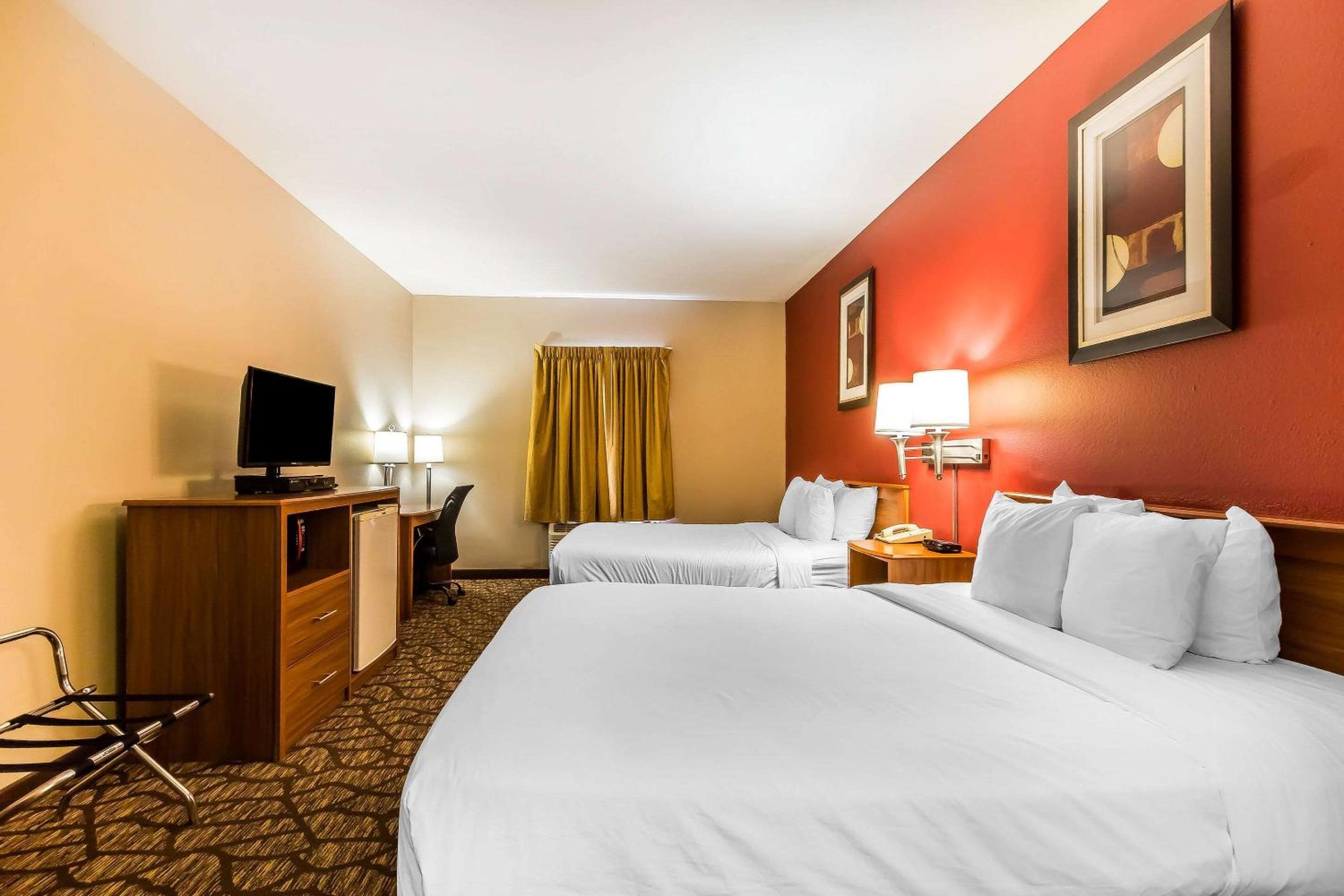 Queen Room with Two Queen Beds - Photo 3