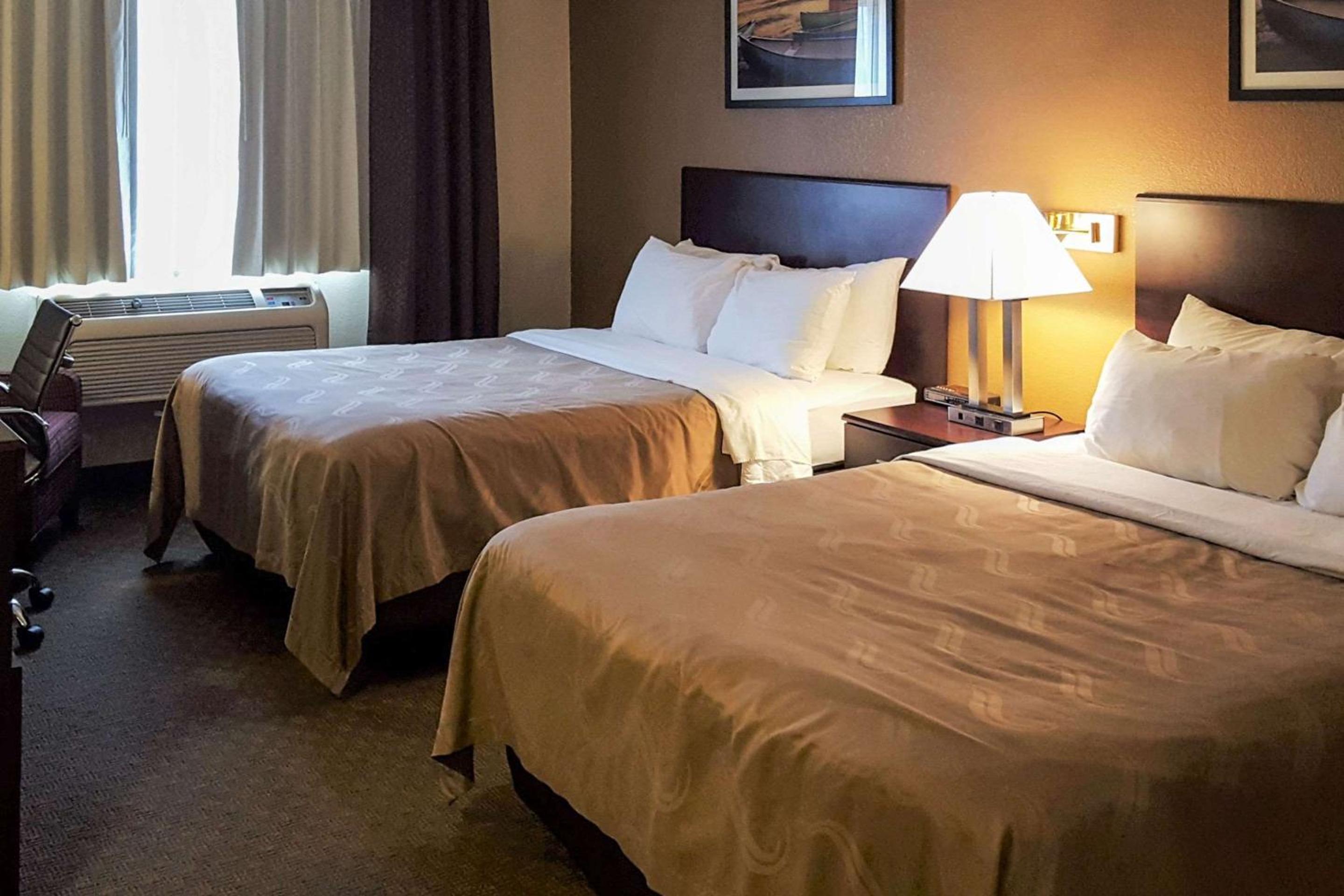 Queen Room with Two Queen Beds - Non-Smoking - Photo 4