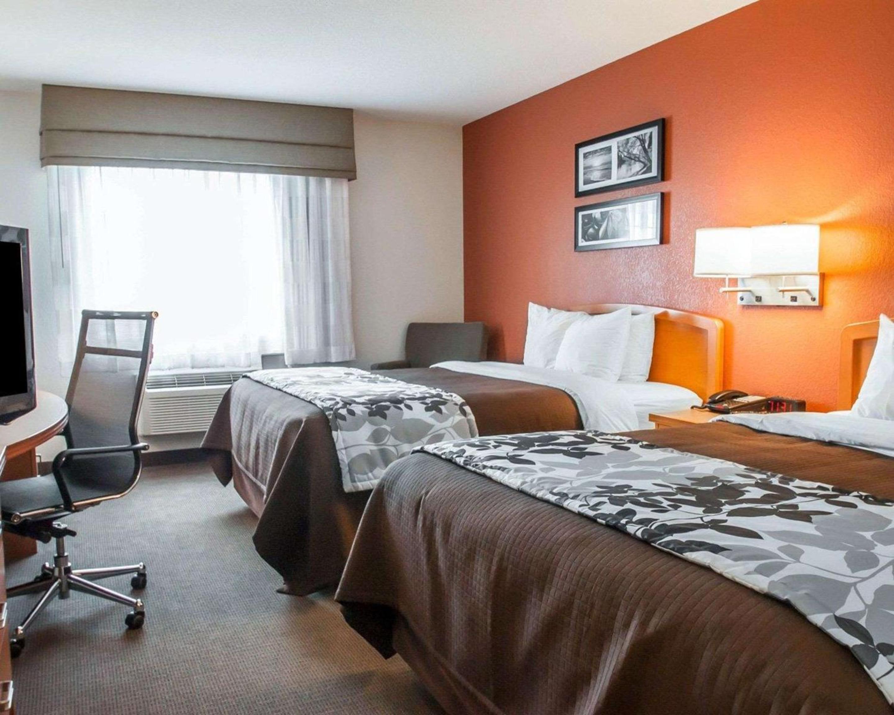 Queen Room with Two Queen Beds - Non-Smoking - Photo 1