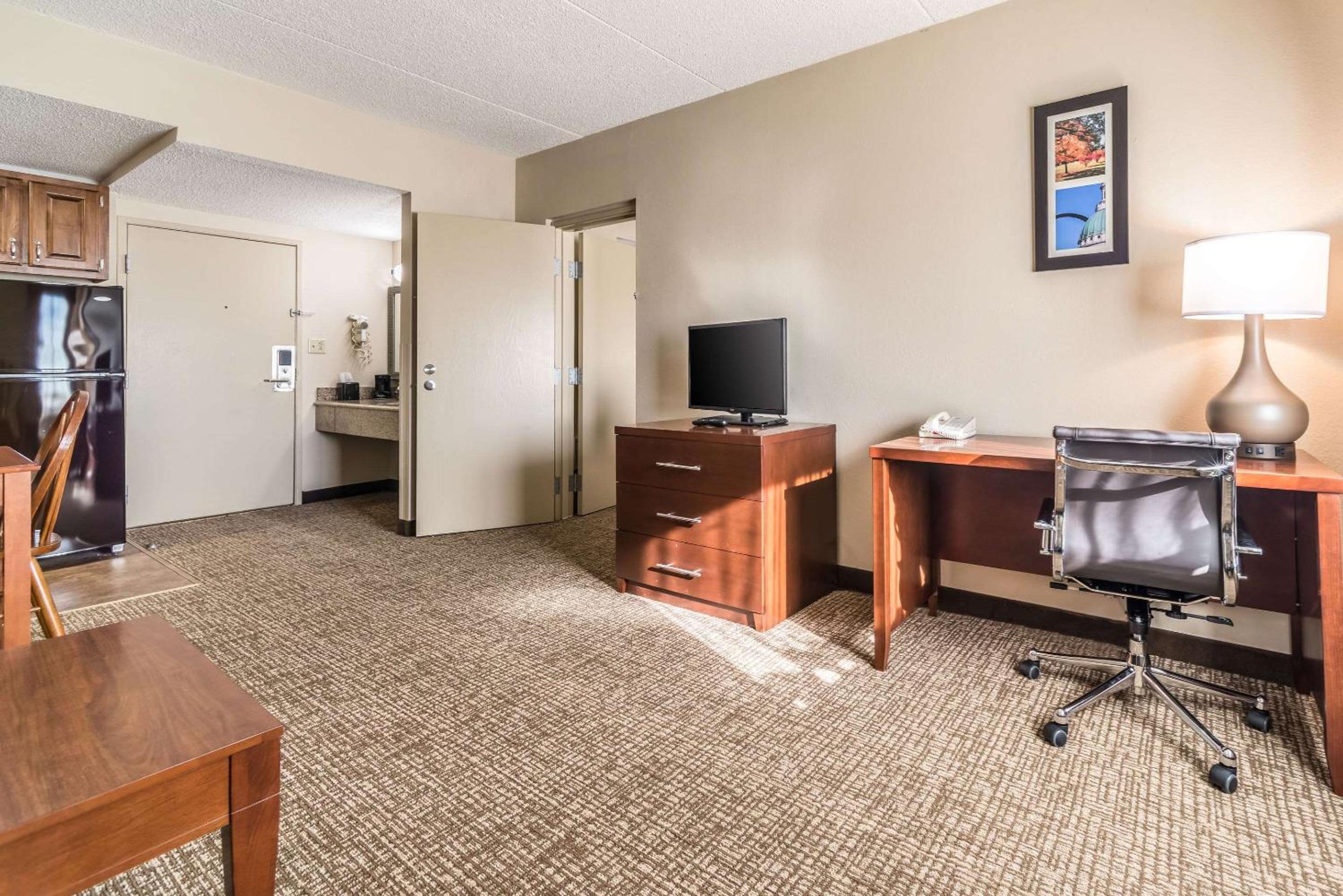 One-Bedroom Suite with Two Double Beds - Non-Smoking - Photo 1