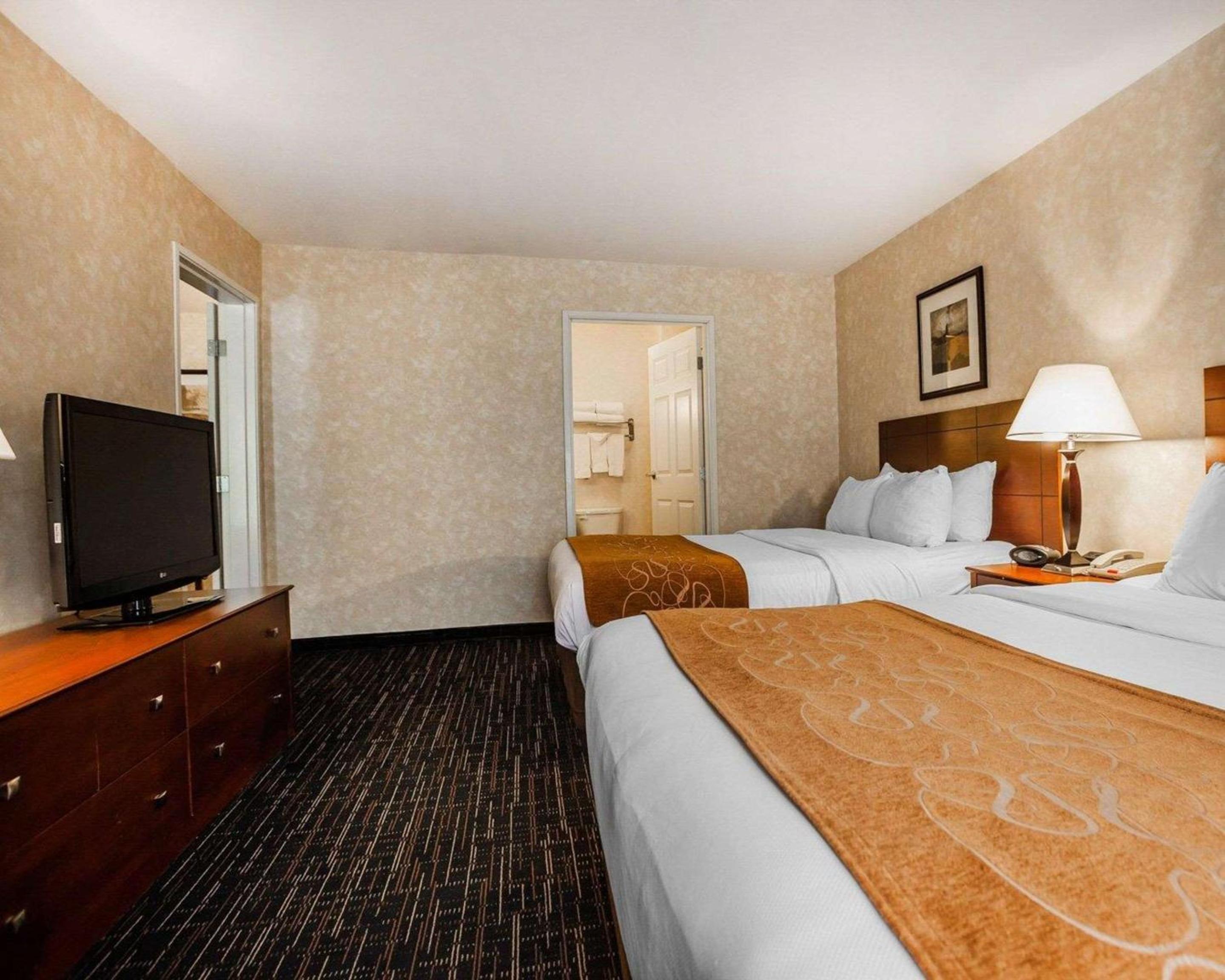 Queen Room with Two Queen Beds - Non-Smoking - Photo 1