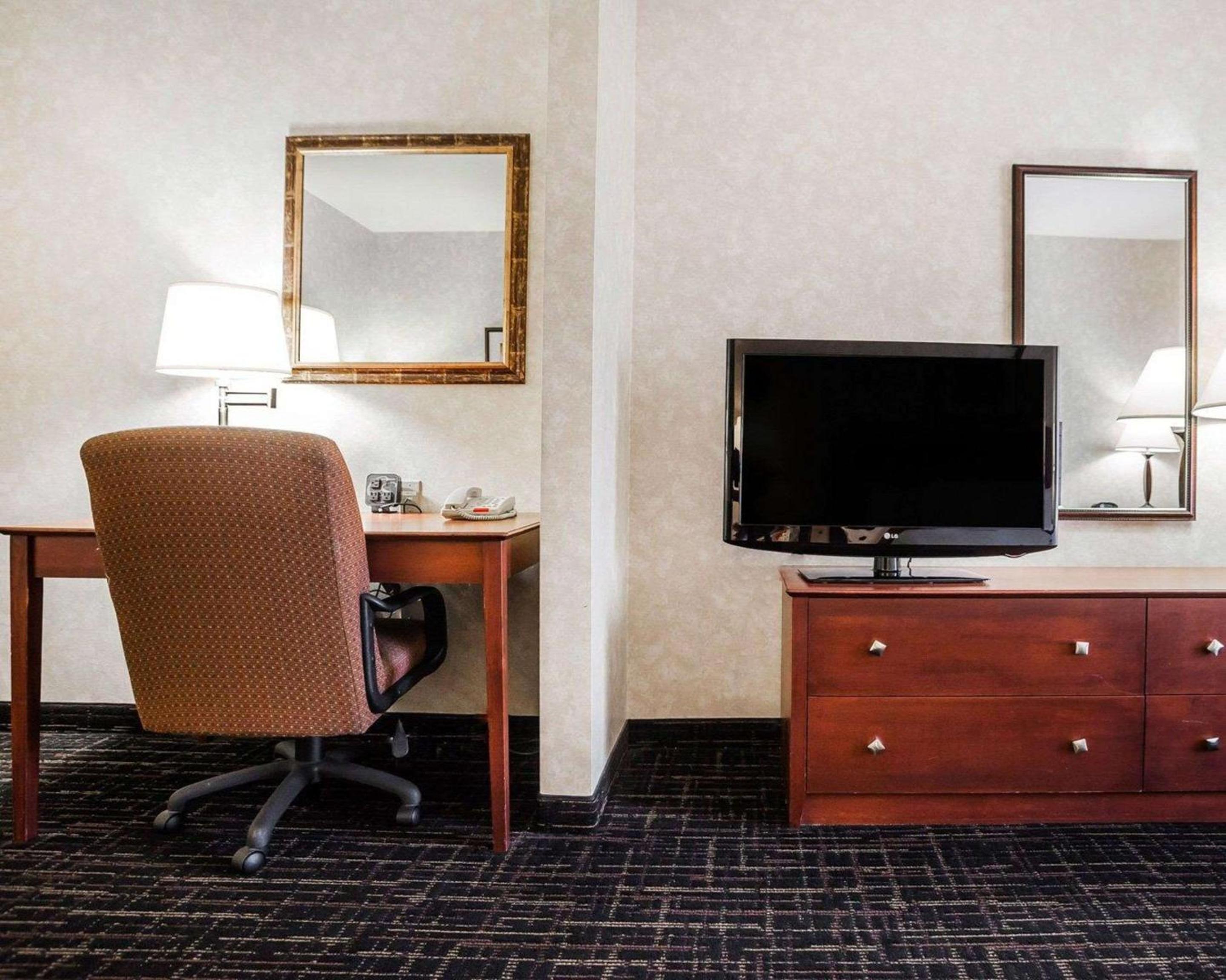 King Suite - Non-Smoking - Photo 4