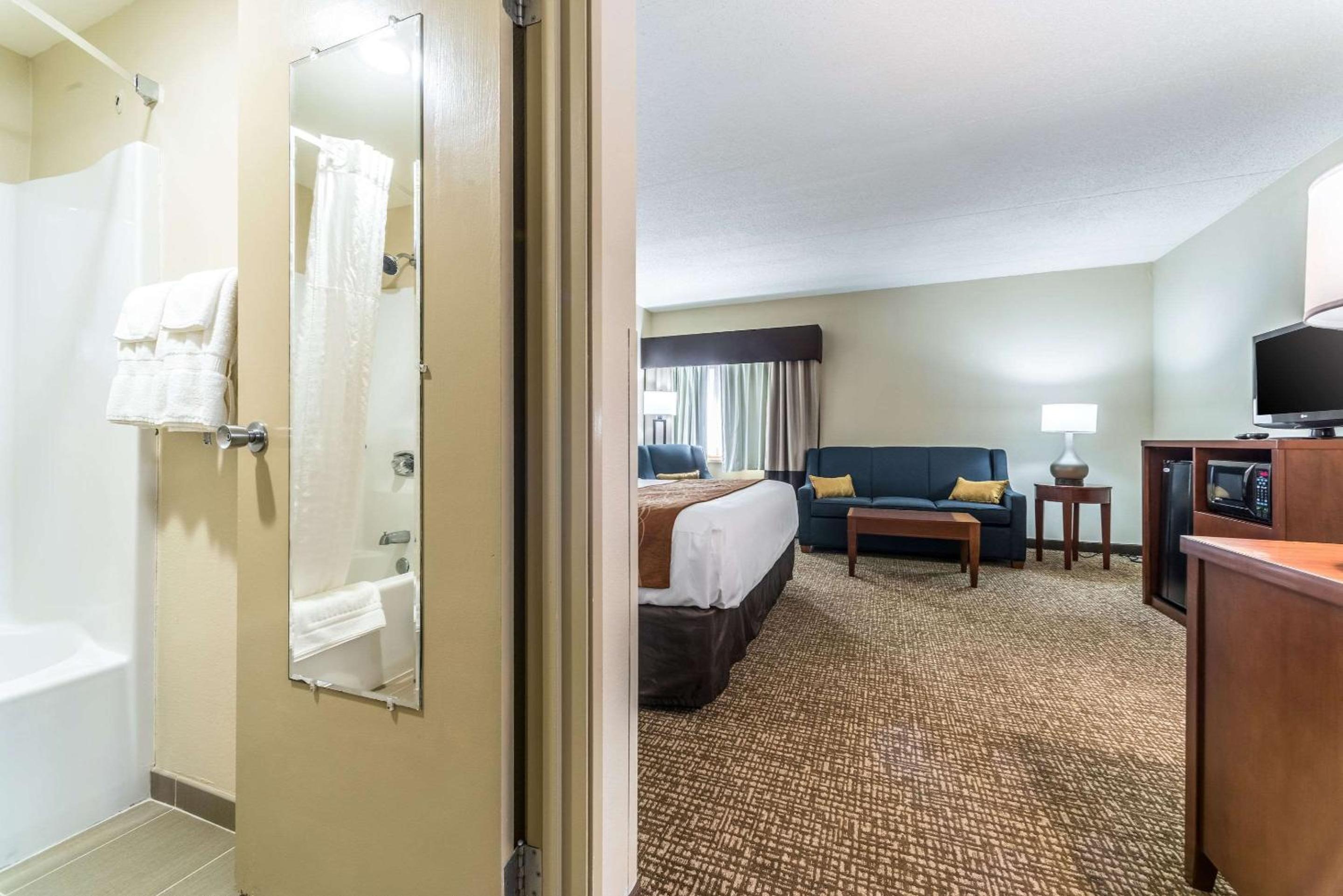 King Suite - Non-Smoking - Photo 4