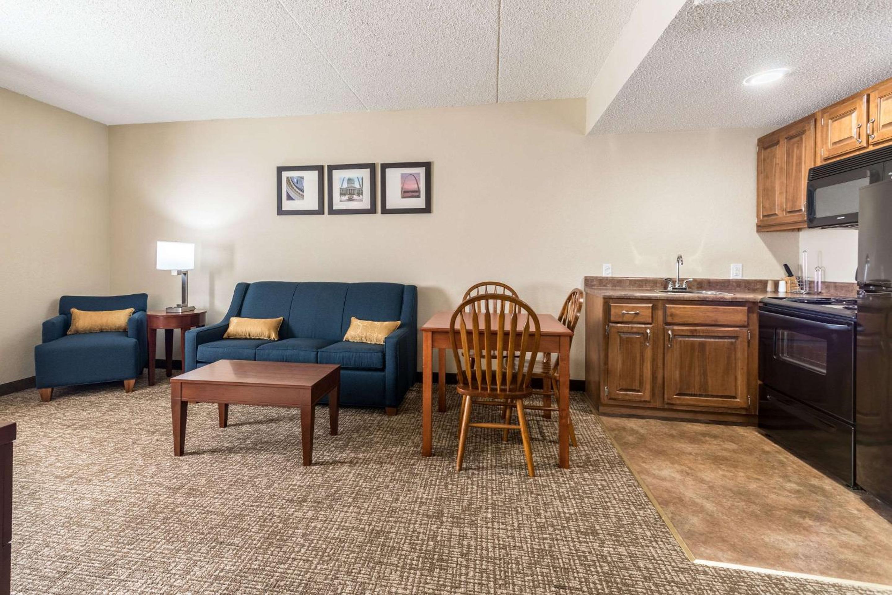 One-Bedroom Suite with Two Double Beds - Non-Smoking - Photo 2