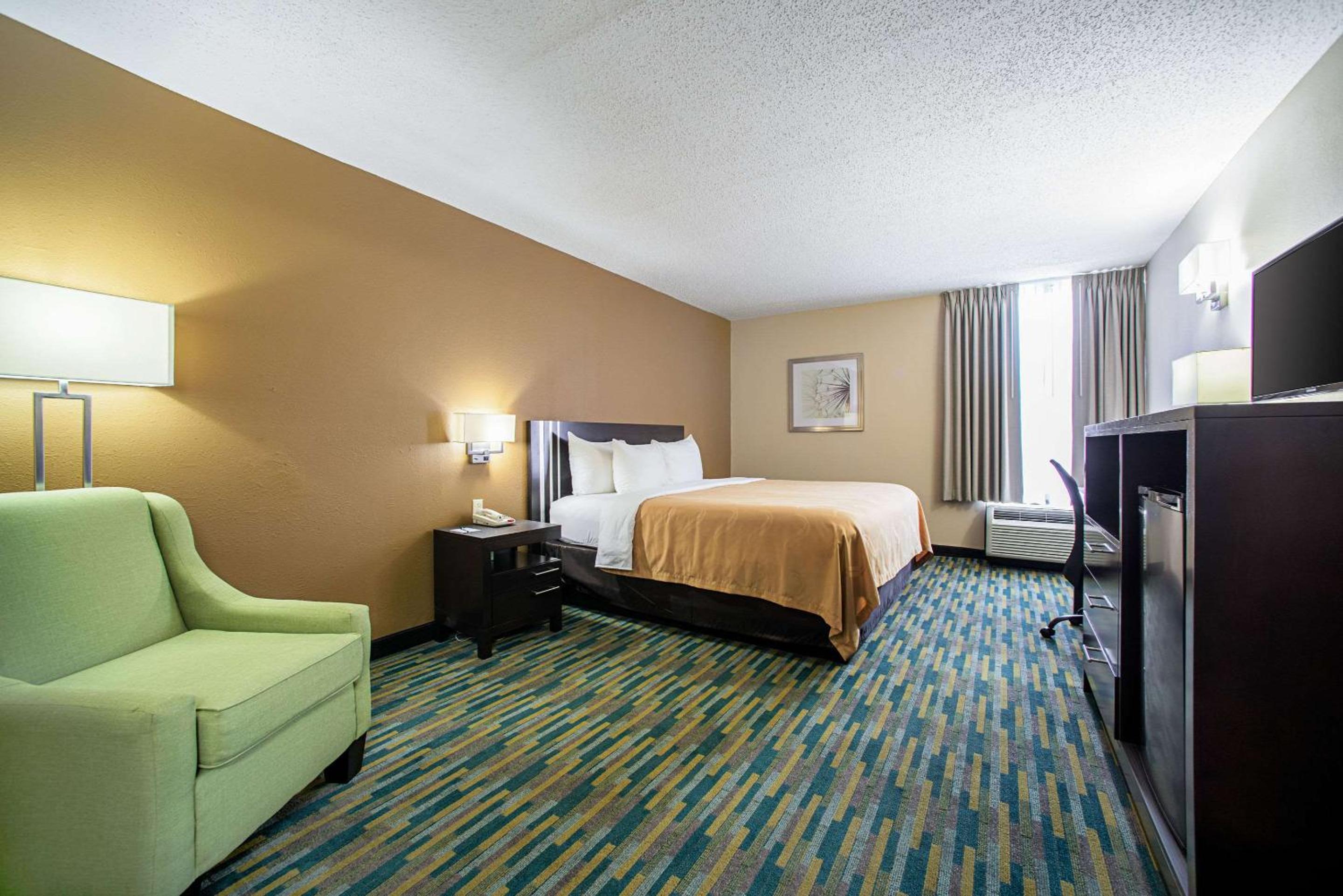 King Room - Non-Smoking - Photo 2