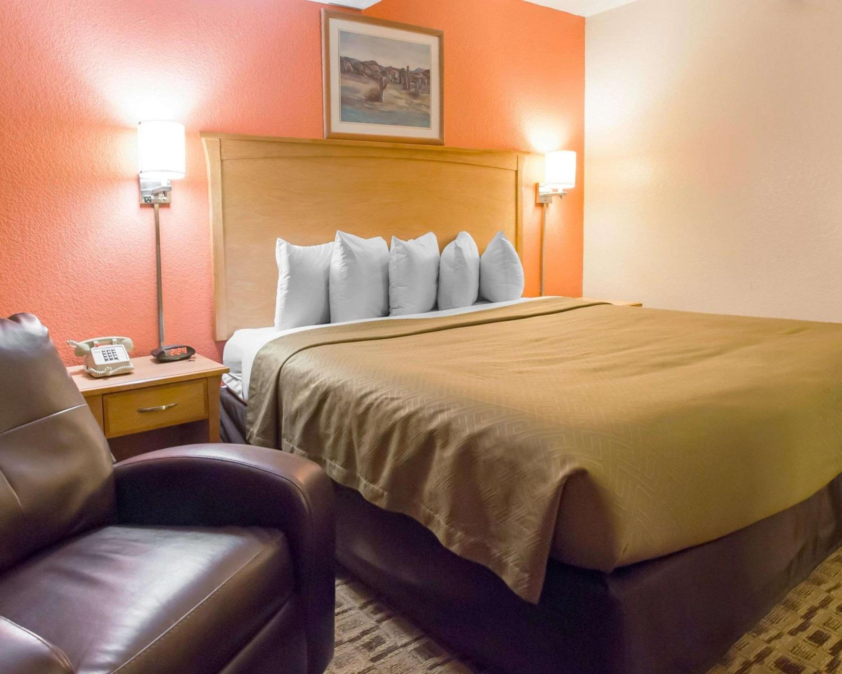 King Room - Non-Smoking - Photo 1