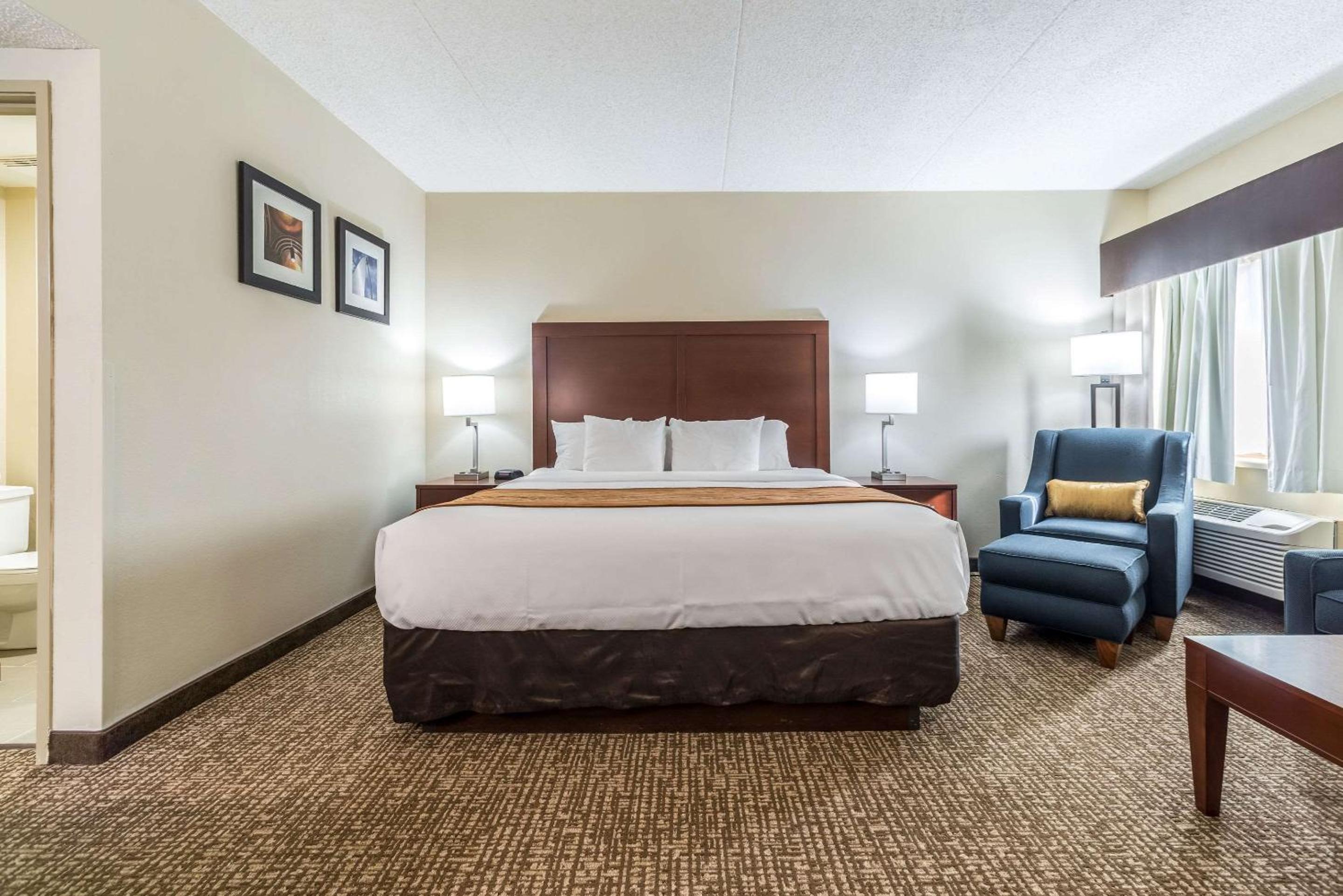 King Suite - Non-Smoking - Photo 2