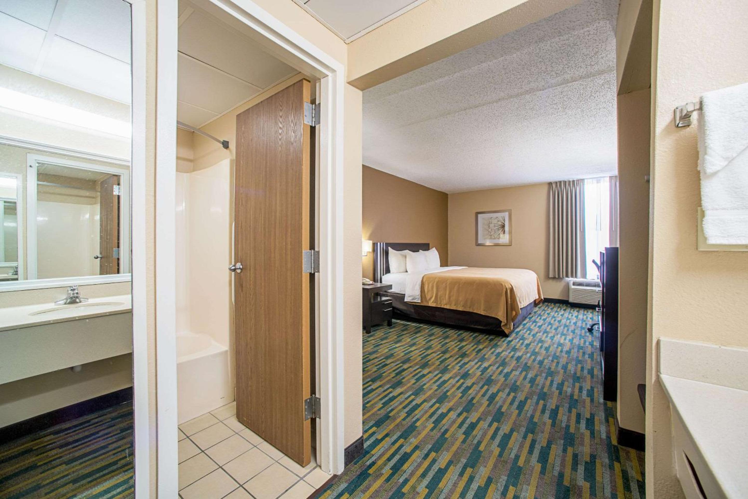 King Room - Non-Smoking - Photo 3