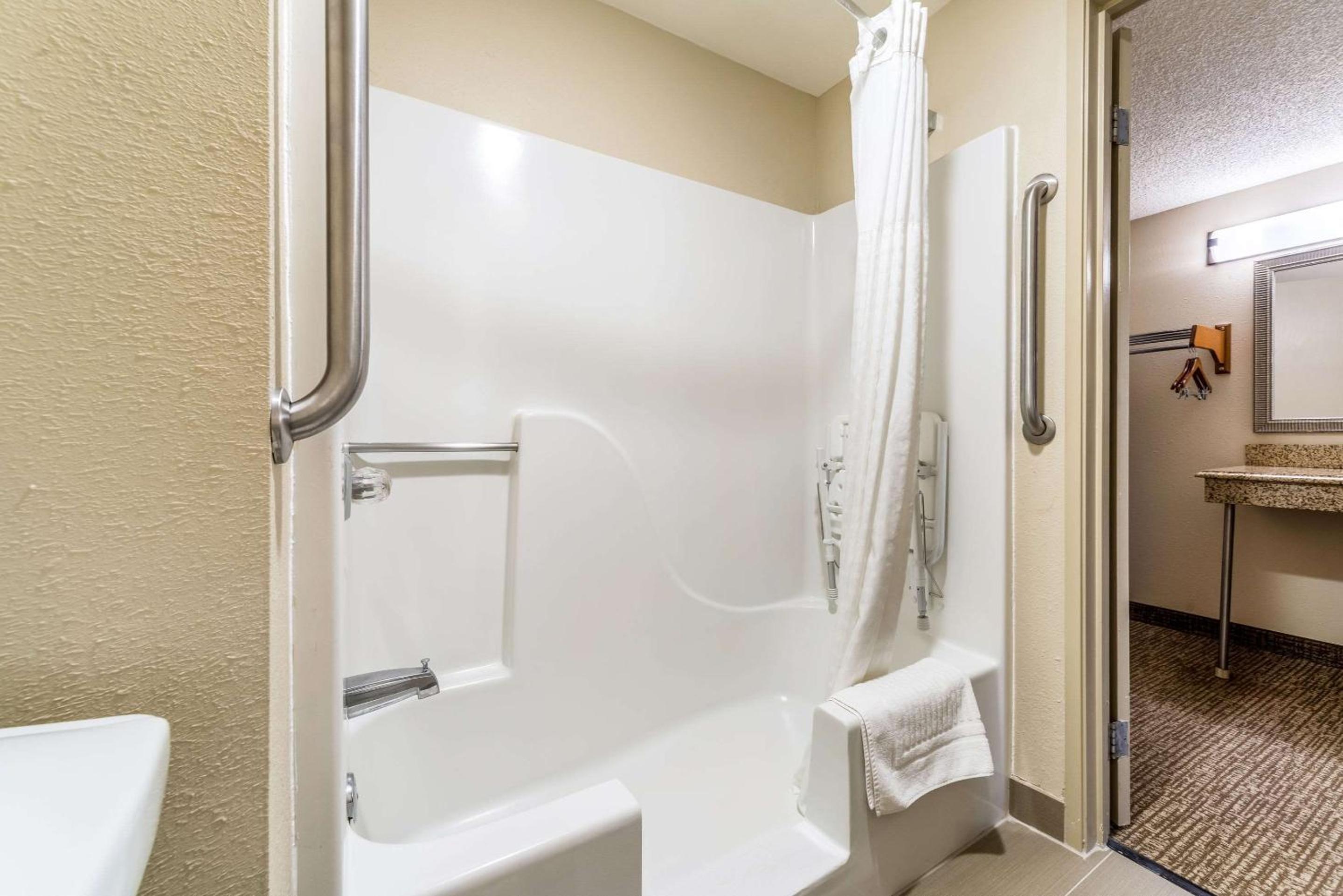 King Room - Accessible/Non-Smoking - Photo 5