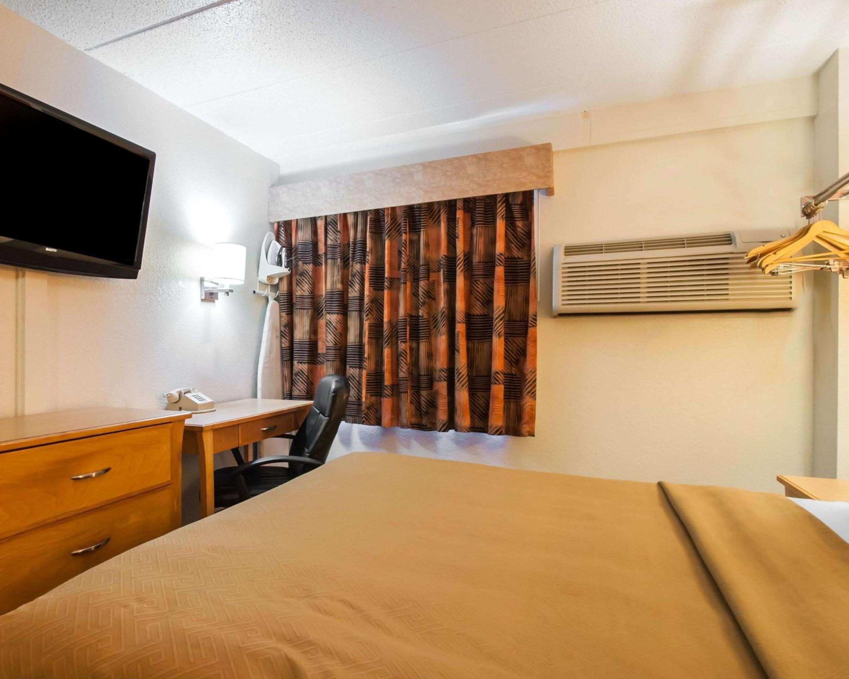 Queen Room - Non-Smoking - Photo 5