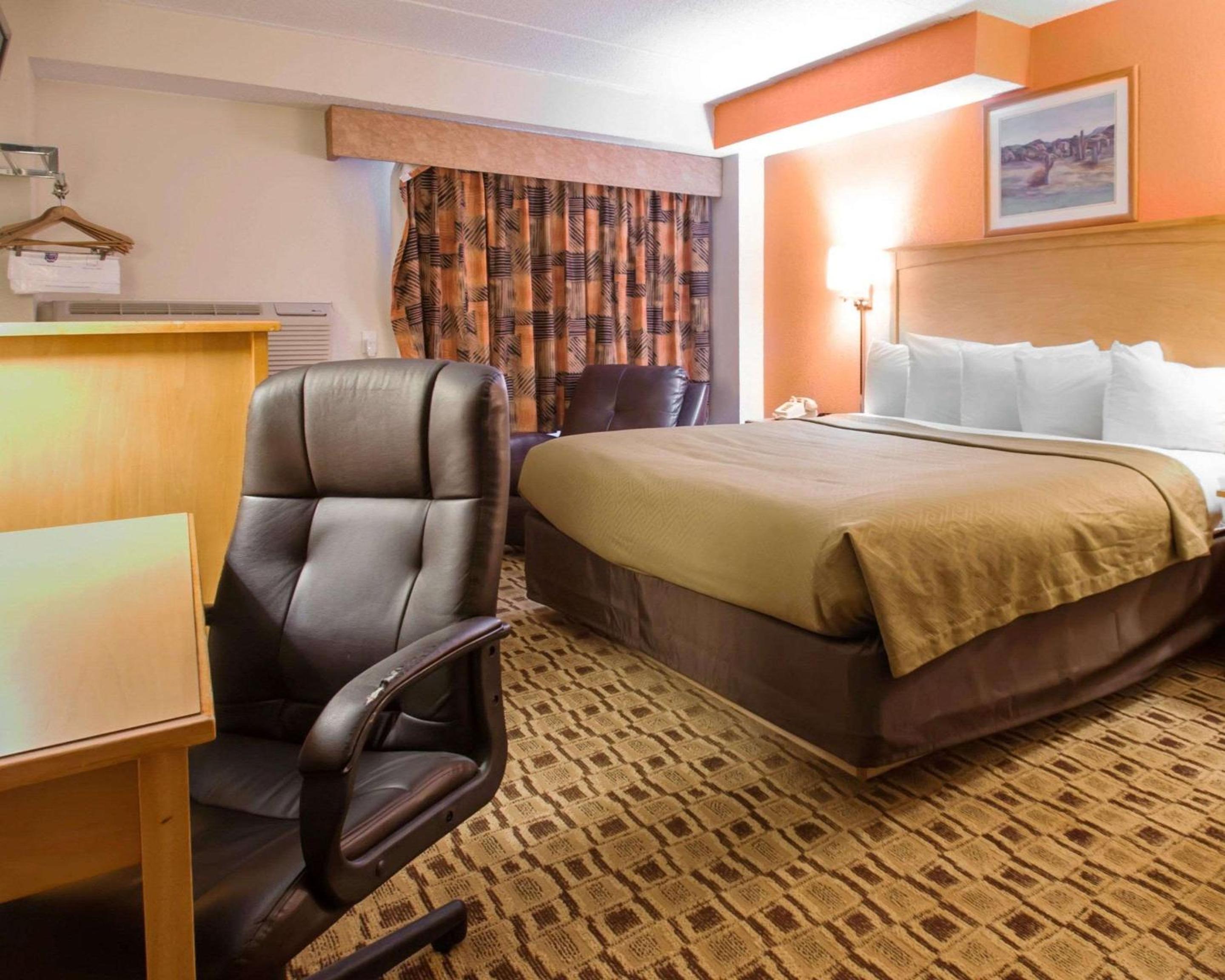 King Room - Non-Smoking - Photo 4