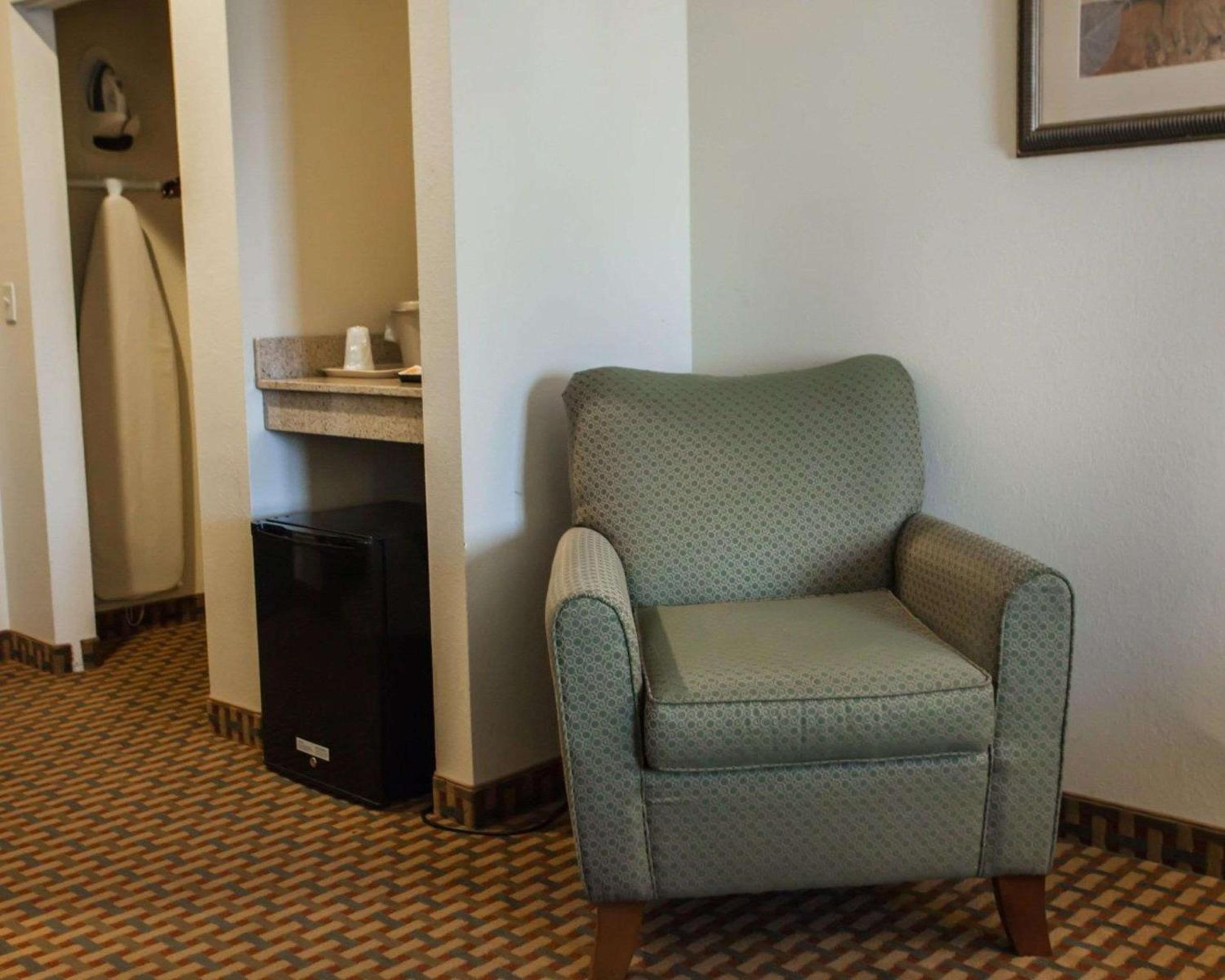 King Room - Non-Smoking - Photo 2