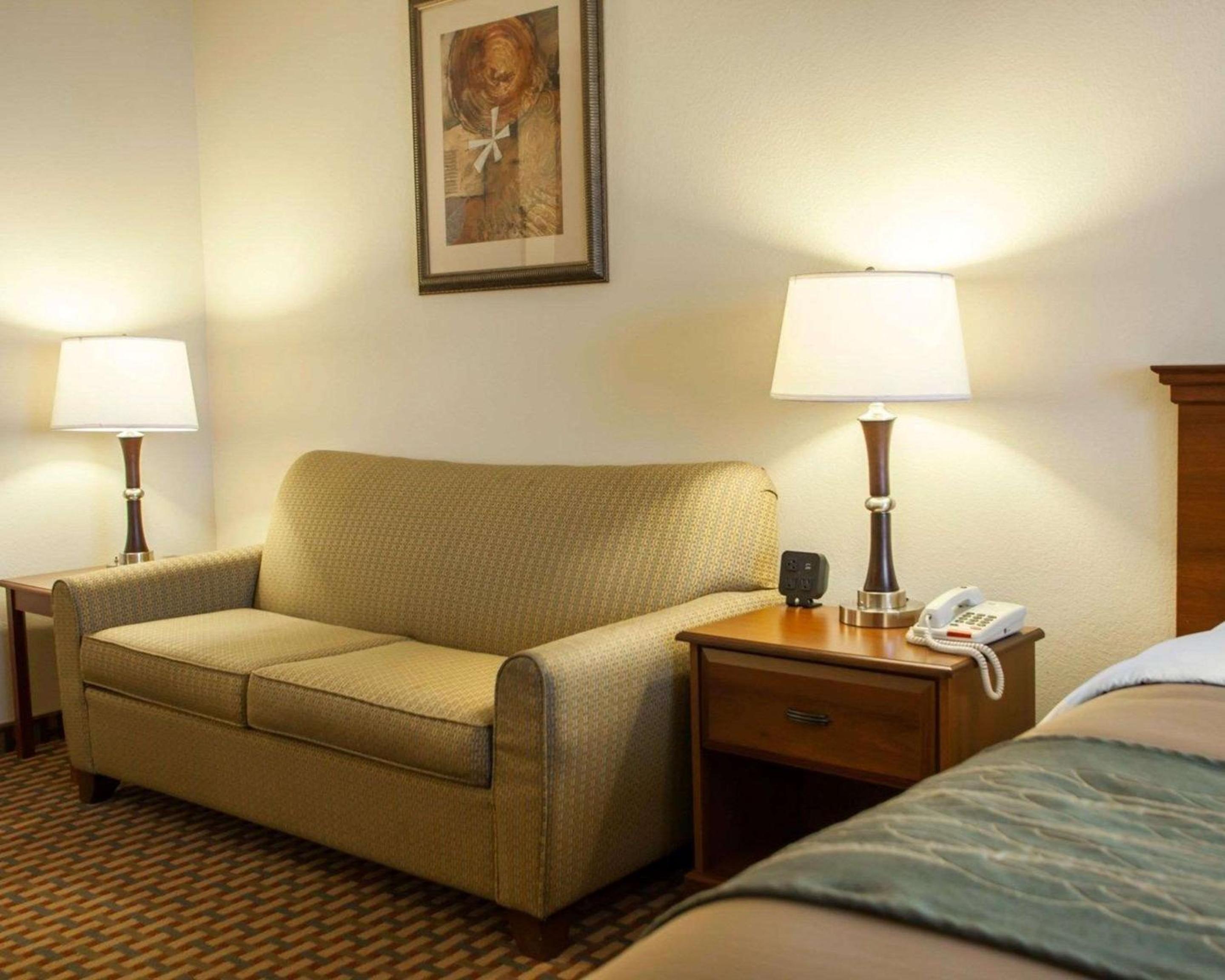 King Suite - Non-Smoking - Photo 2
