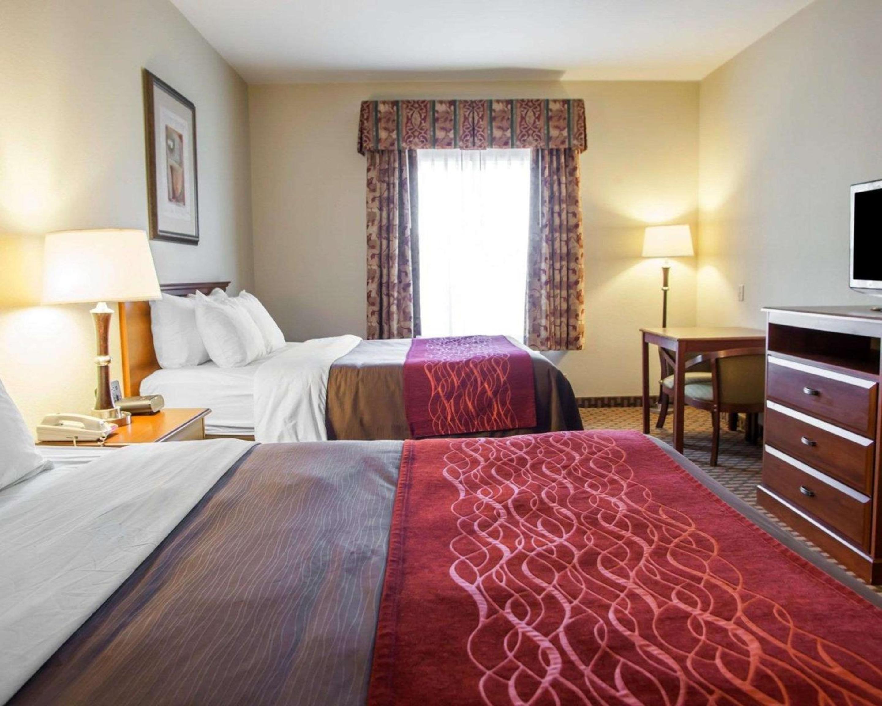 Queen Room with Two Queen Beds - Non-Smoking - Photo 2